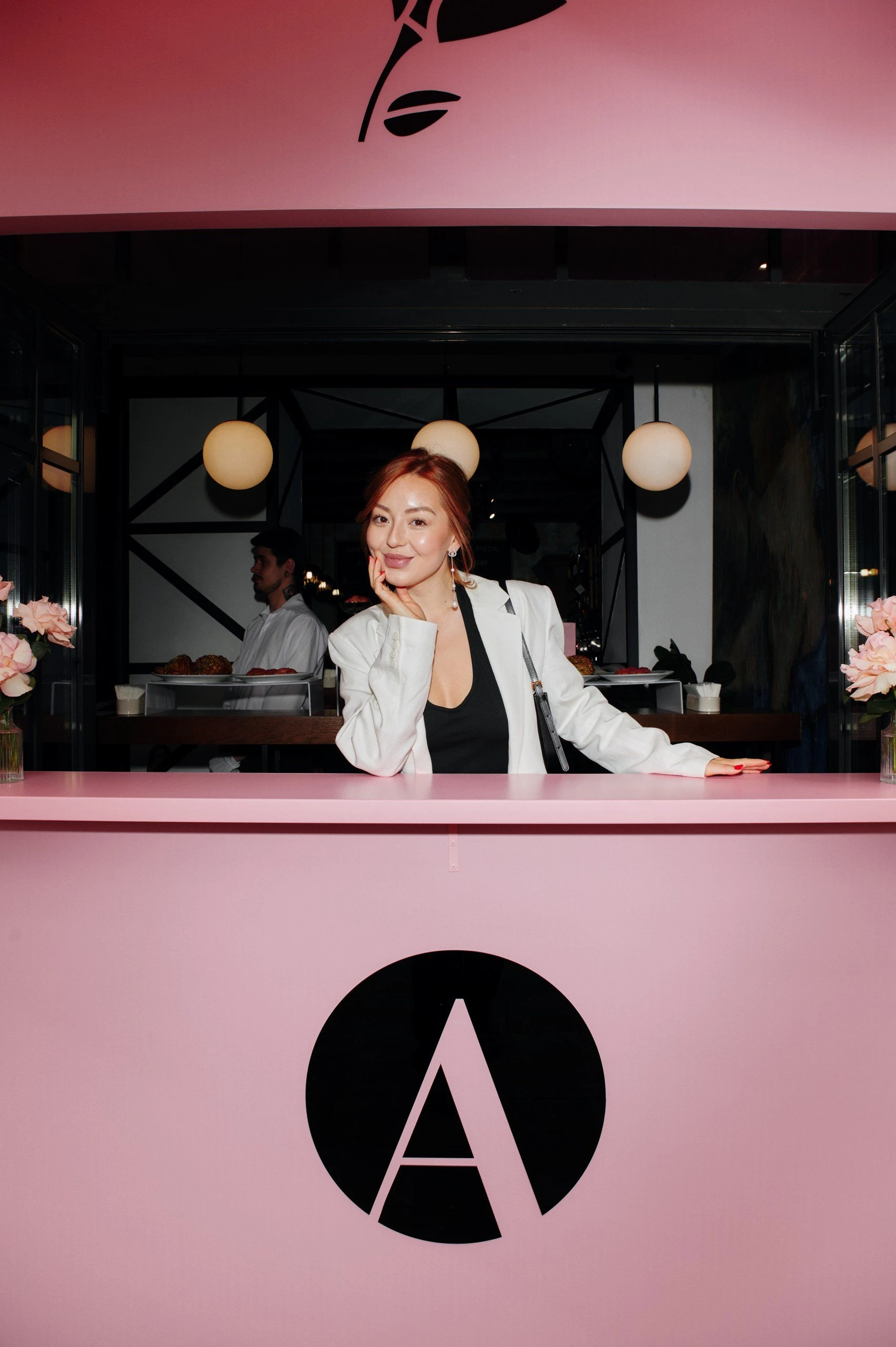 «Афиша» қызғылт түске боялды