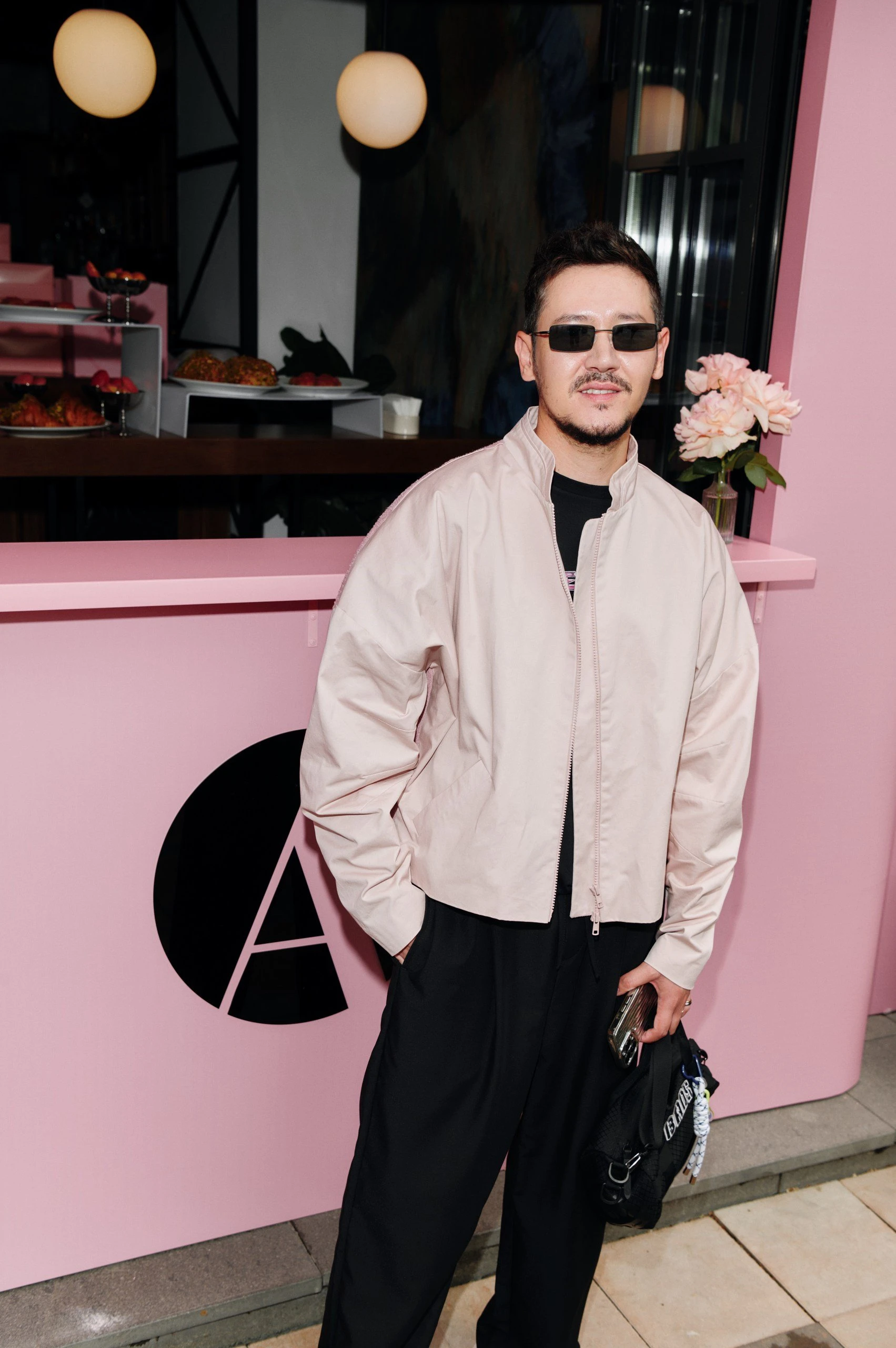 «Афиша» қызғылт түске боялды