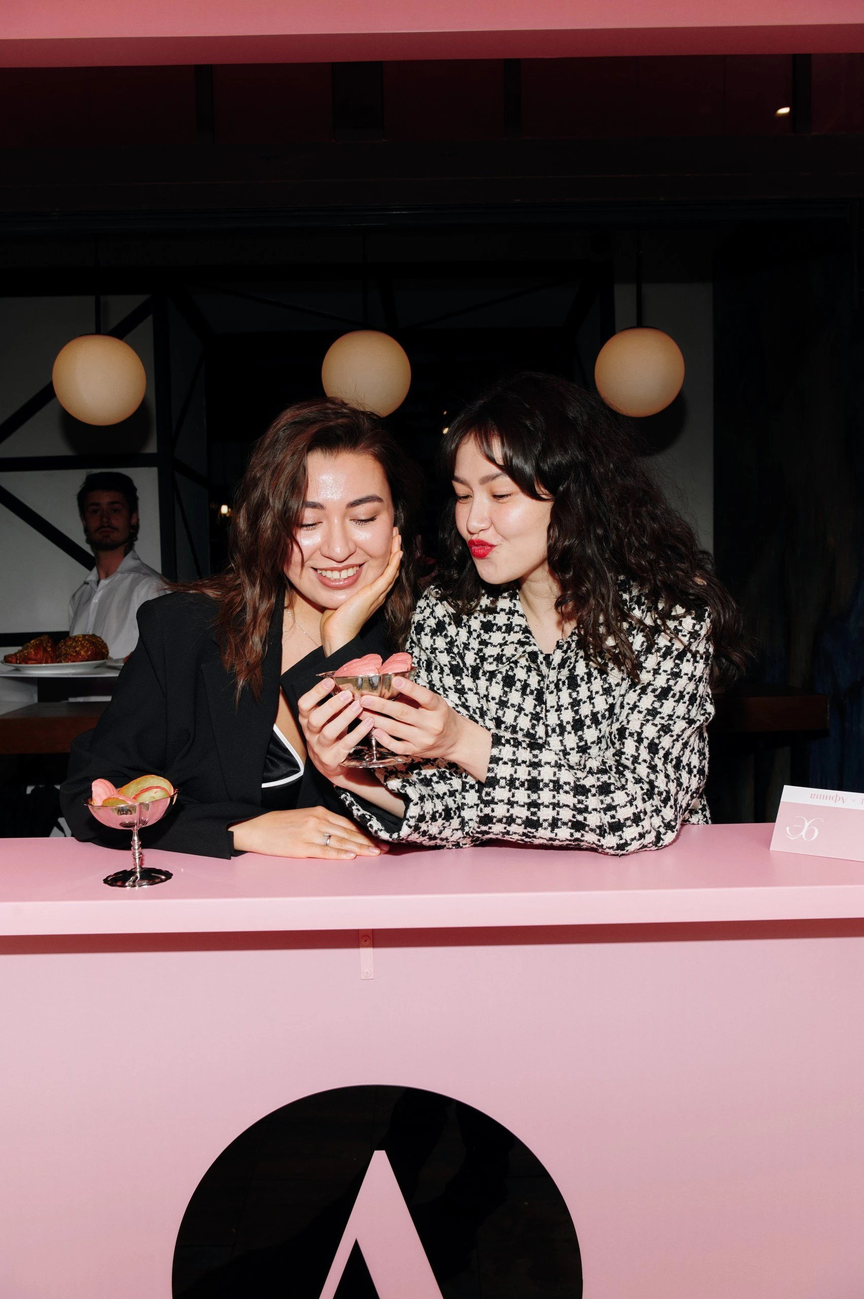 «Афиша» қызғылт түске боялды