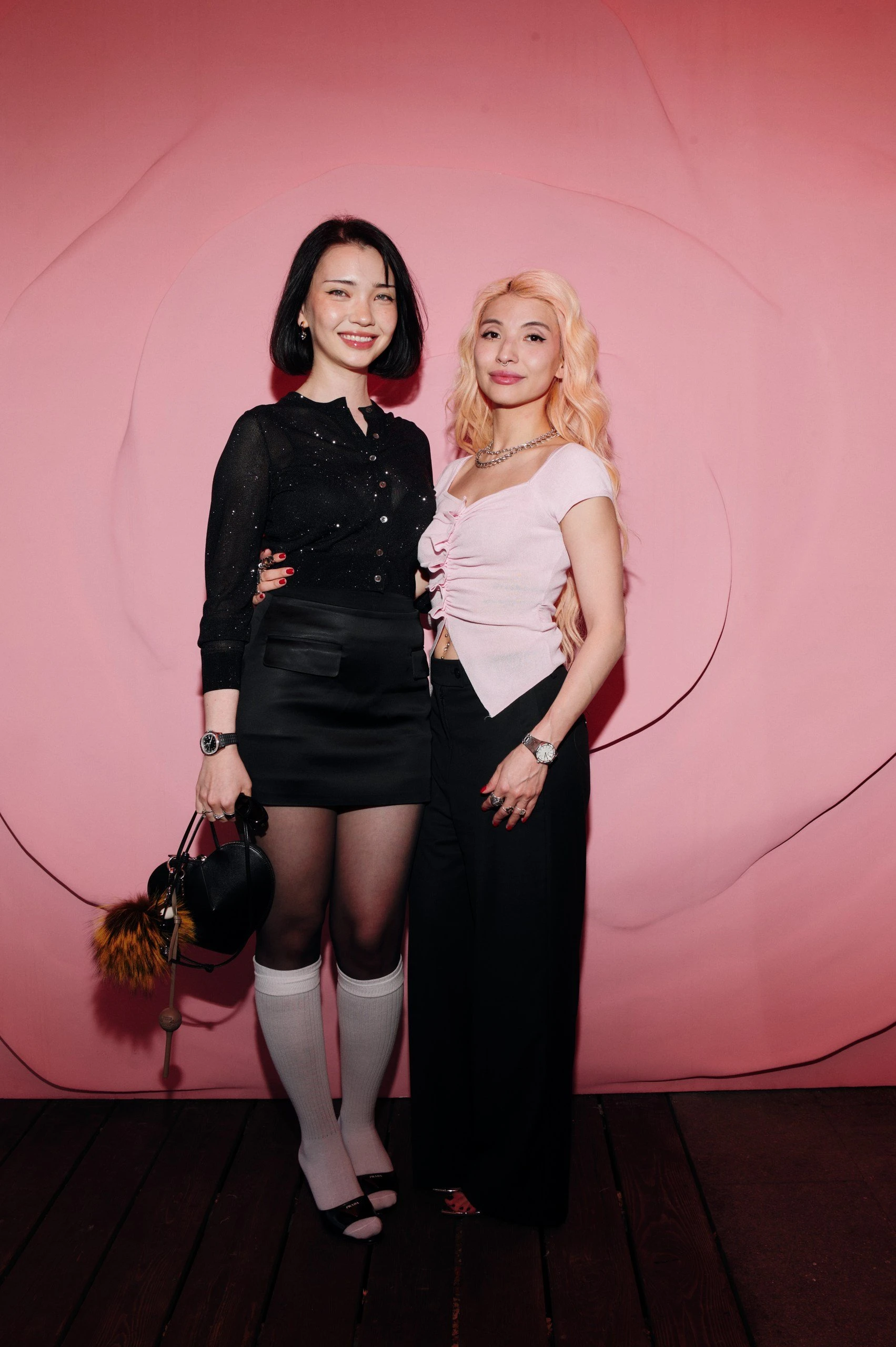 «Афиша» қызғылт түске боялды