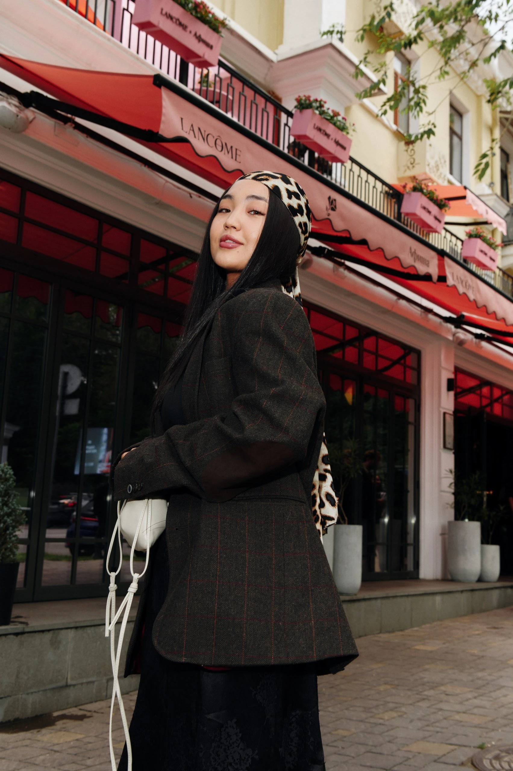 «Афиша» қызғылт түске боялды