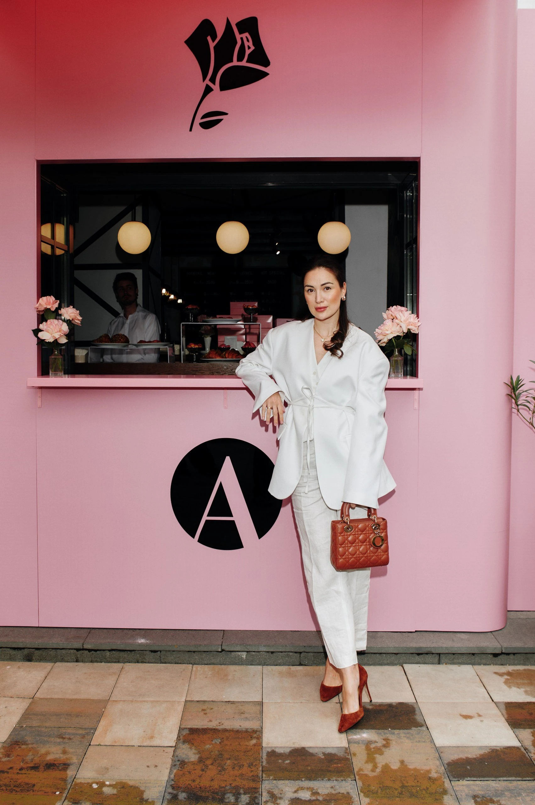 «Афиша» қызғылт түске боялды