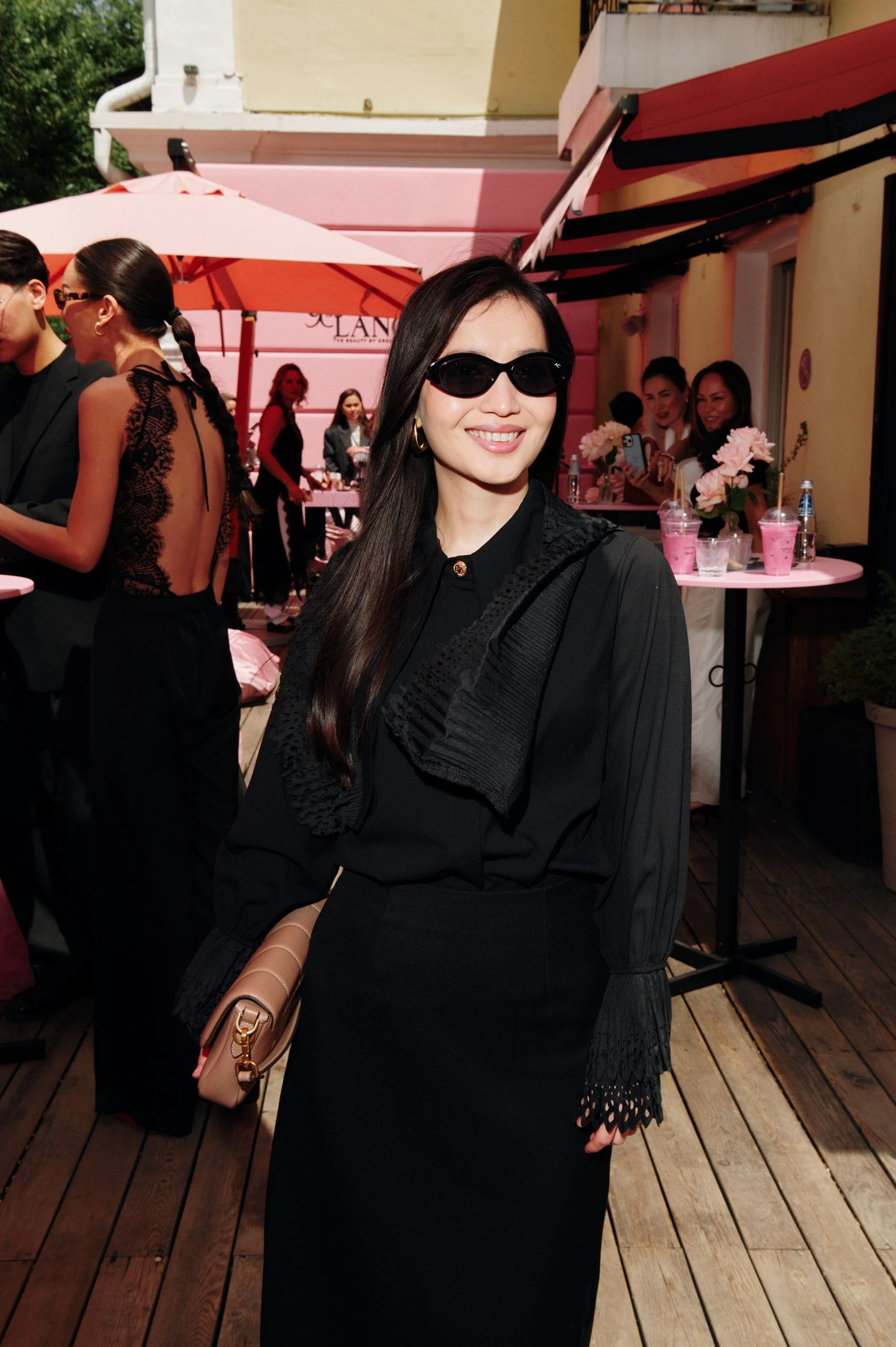 «Афиша» қызғылт түске боялды