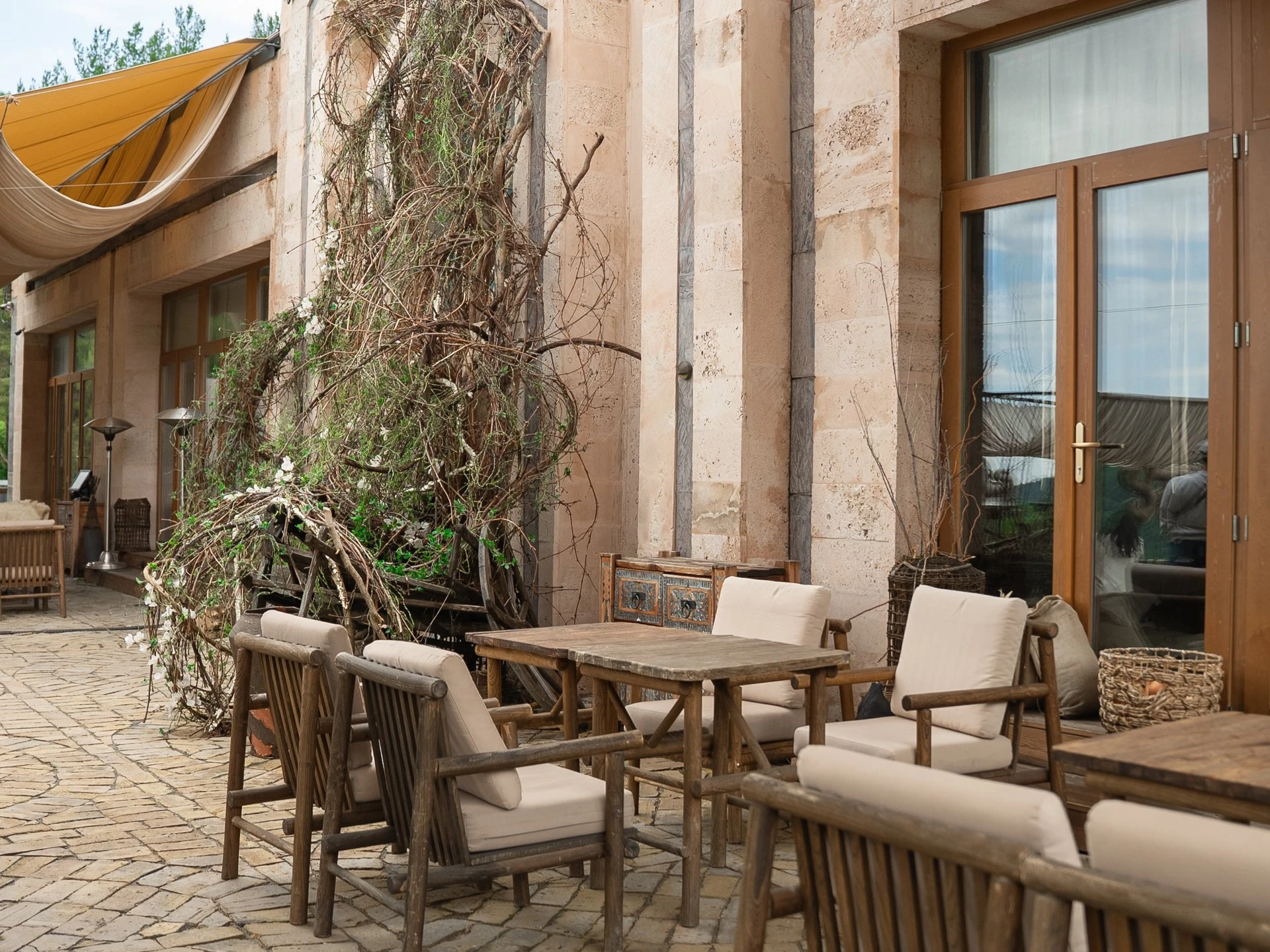 Әсем үстелдер: Алматының үздік жазғы алаңқайлары