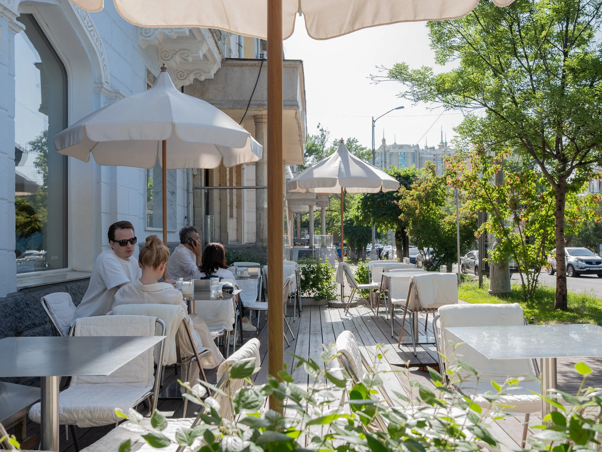 Әсем үстелдер: Алматының үздік жазғы алаңқайлары