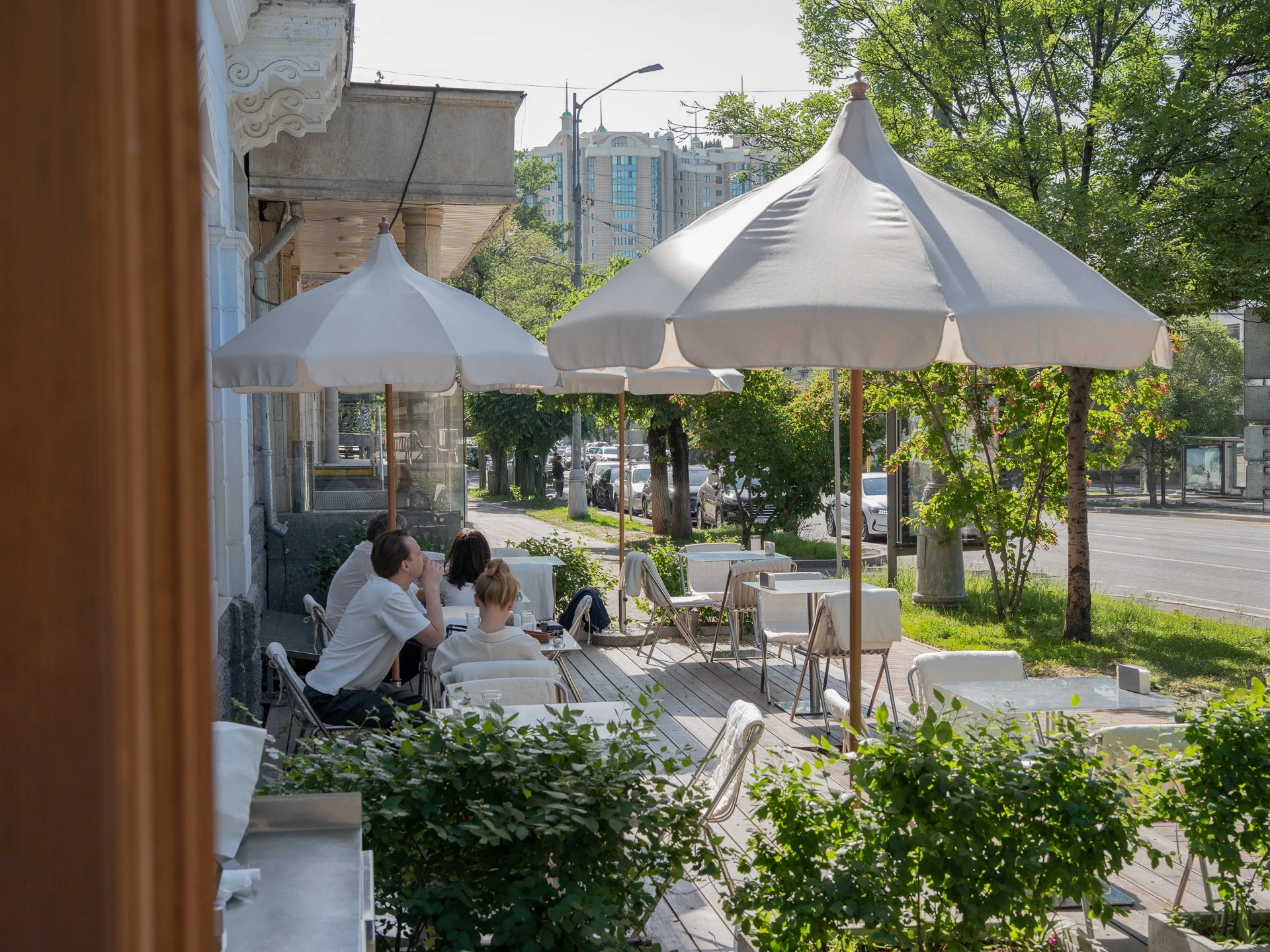 Әсем үстелдер: Алматының үздік жазғы алаңқайлары