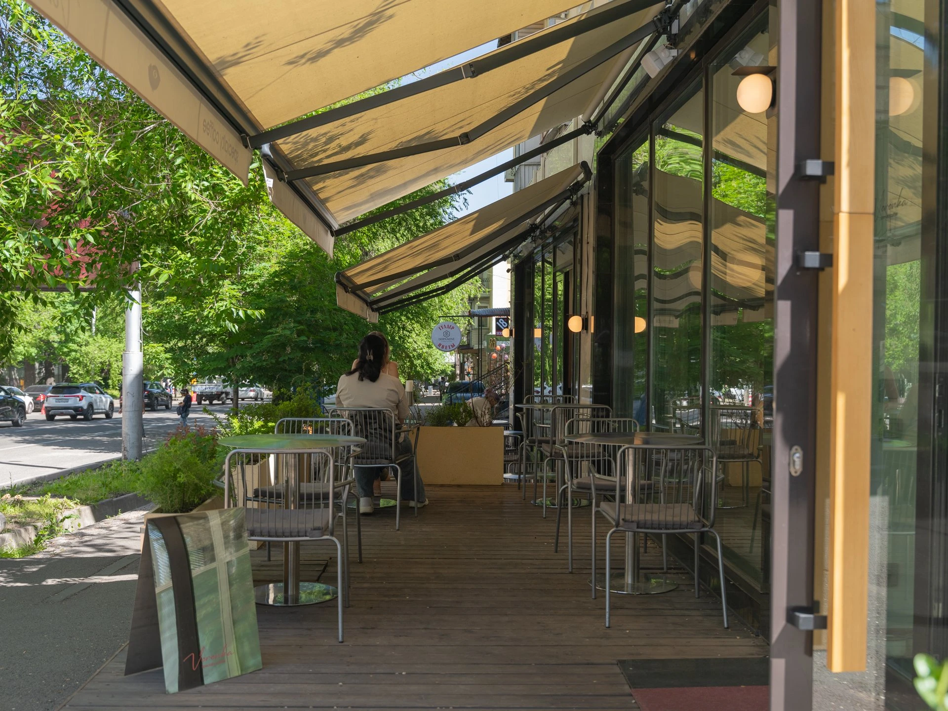 Әсем үстелдер: Алматының үздік жазғы алаңқайлары