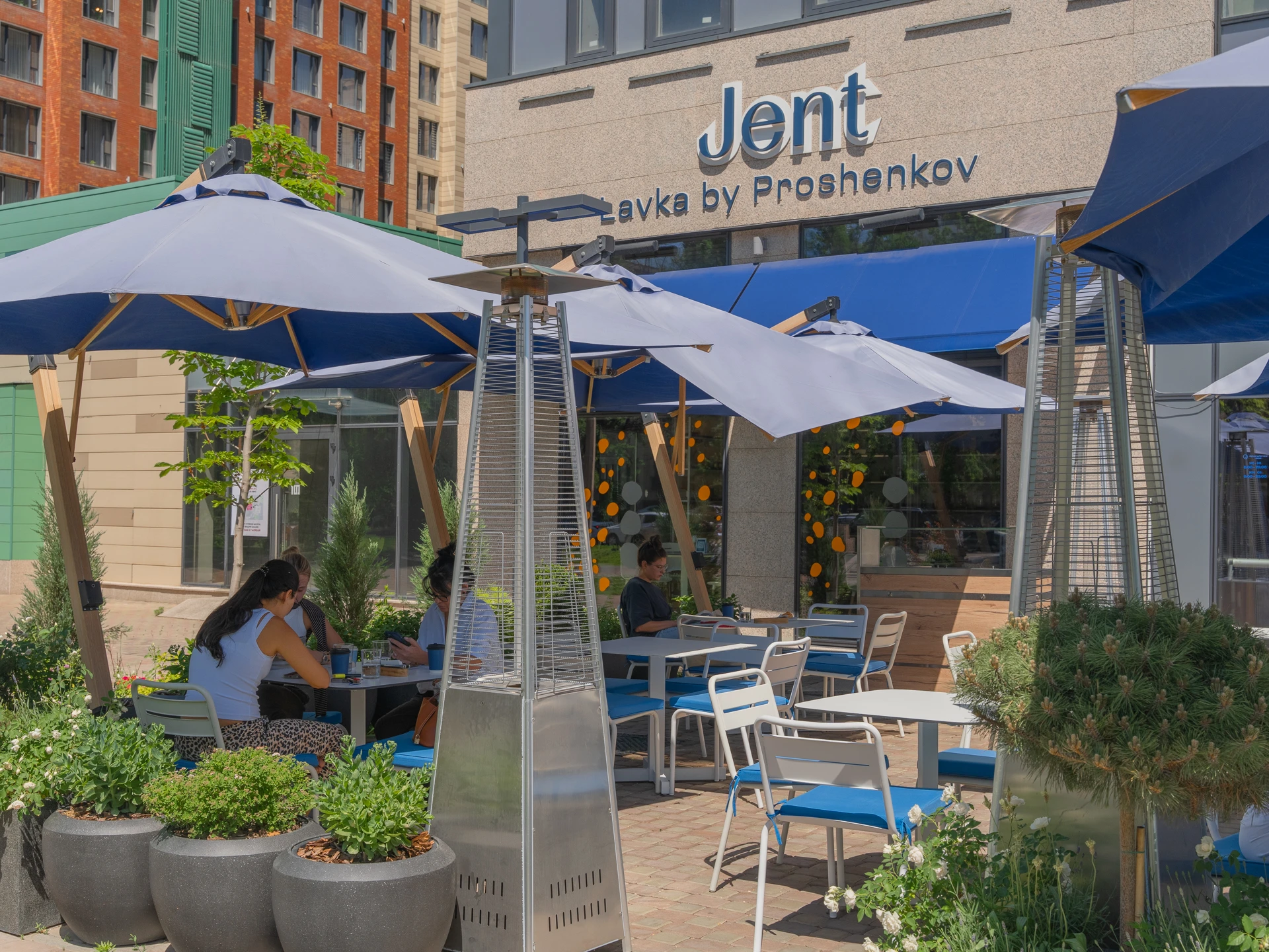 Әсем үстелдер: Алматының үздік жазғы алаңқайлары