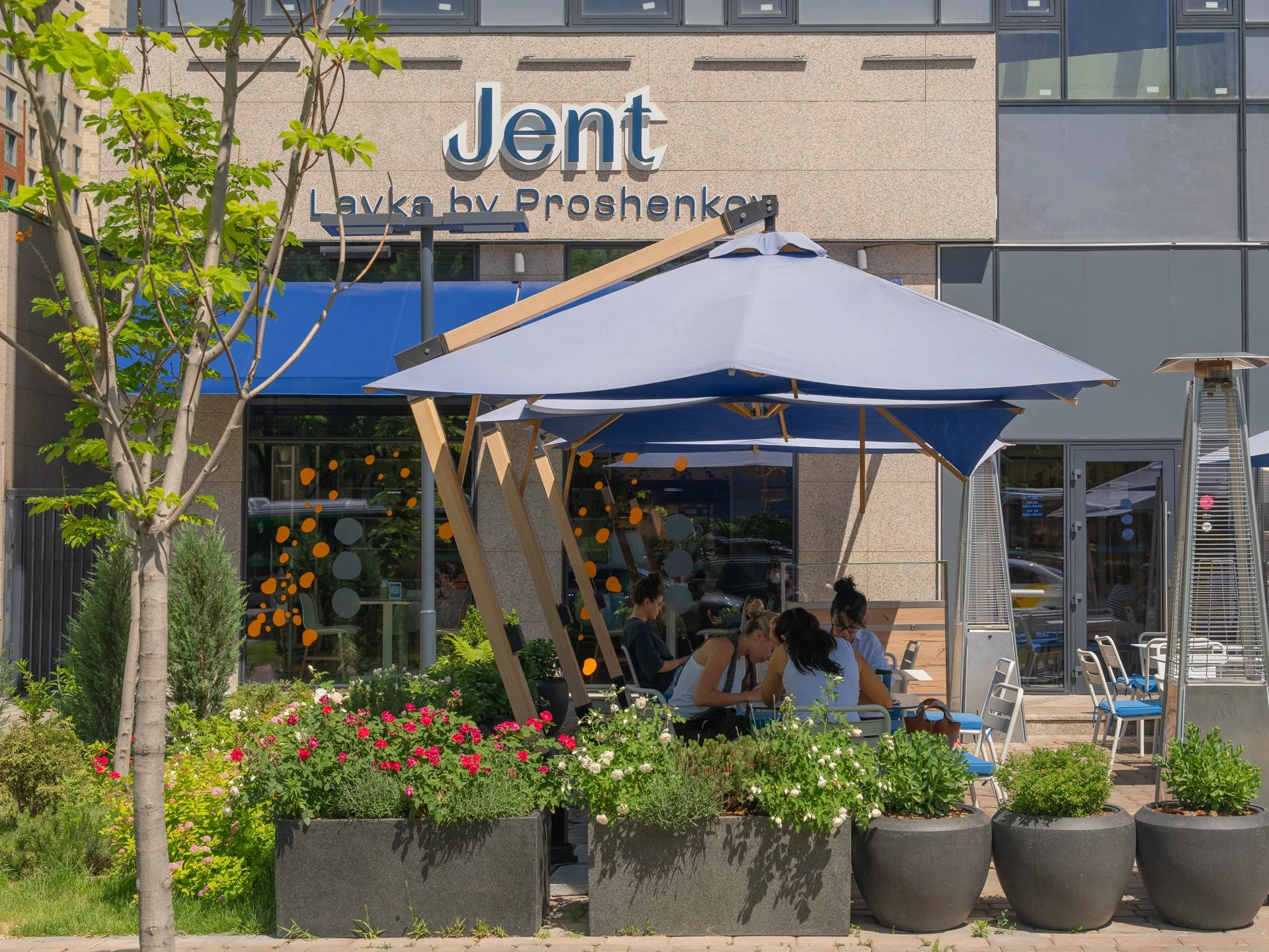 Әсем үстелдер: Алматының үздік жазғы алаңқайлары