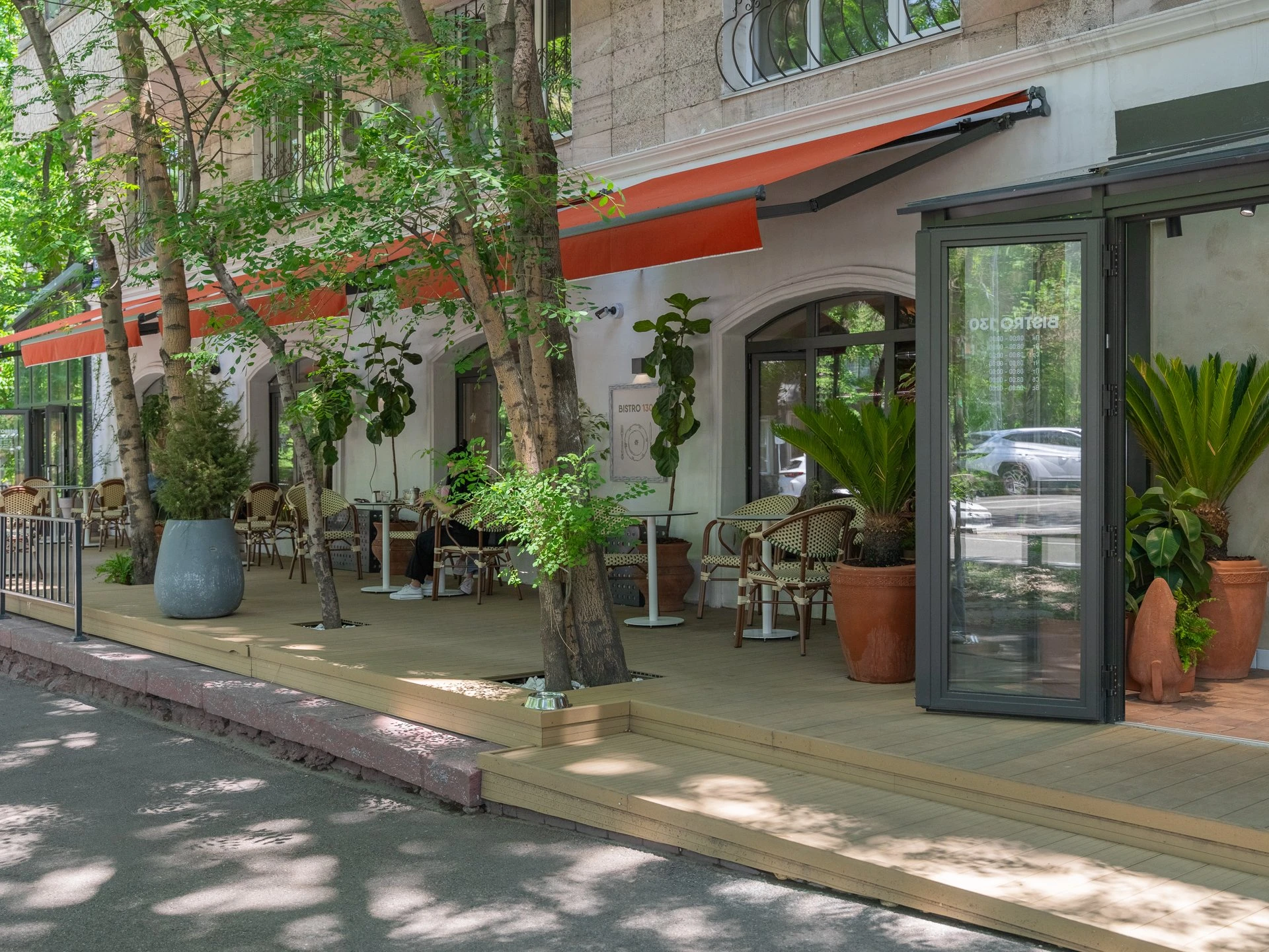 Әсем үстелдер: Алматының үздік жазғы алаңқайлары