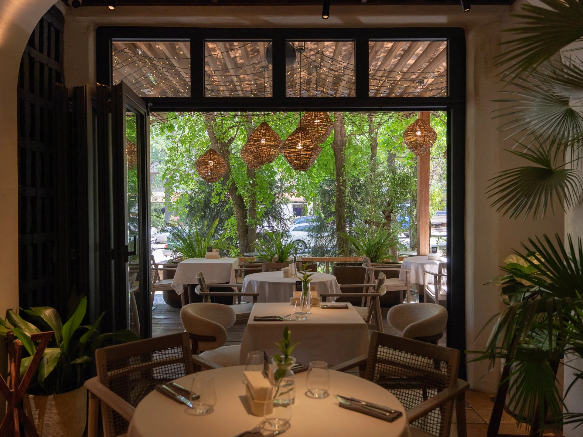 Әсем үстелдер: Алматының үздік жазғы алаңқайлары