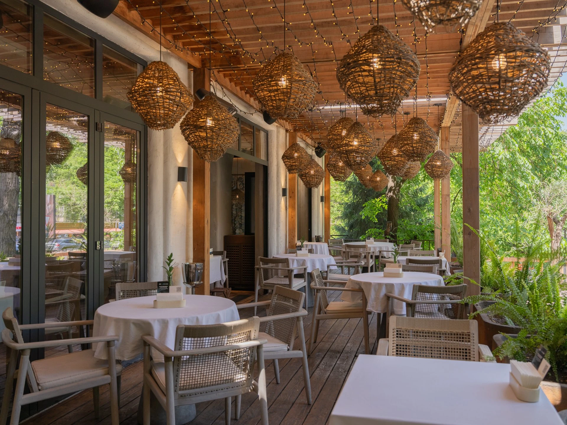 Әсем үстелдер: Алматының үздік жазғы алаңқайлары