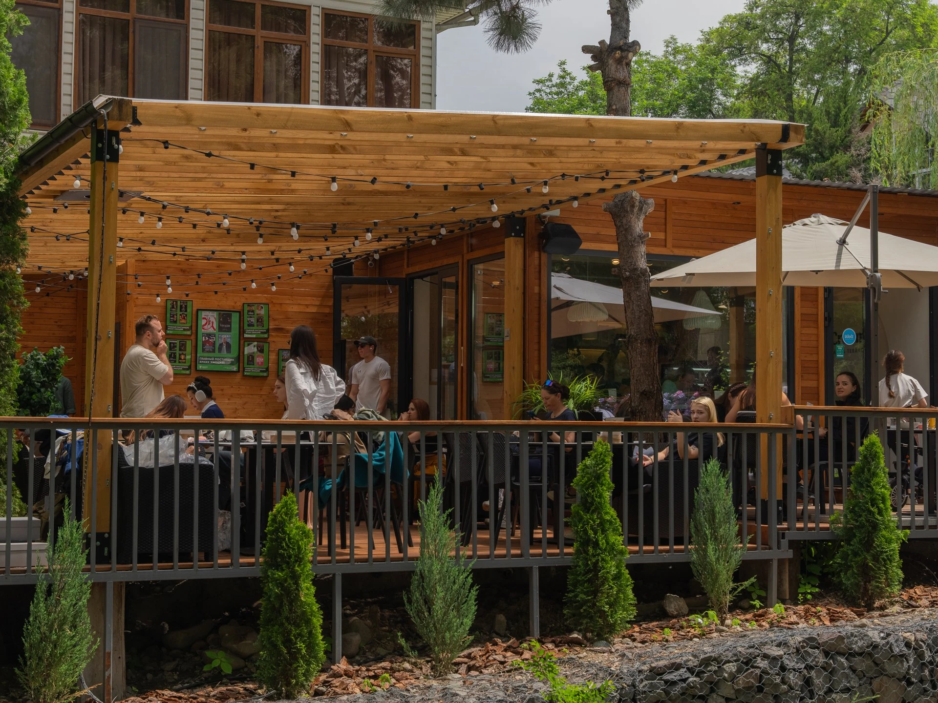 Әсем үстелдер: Алматының үздік жазғы алаңқайлары