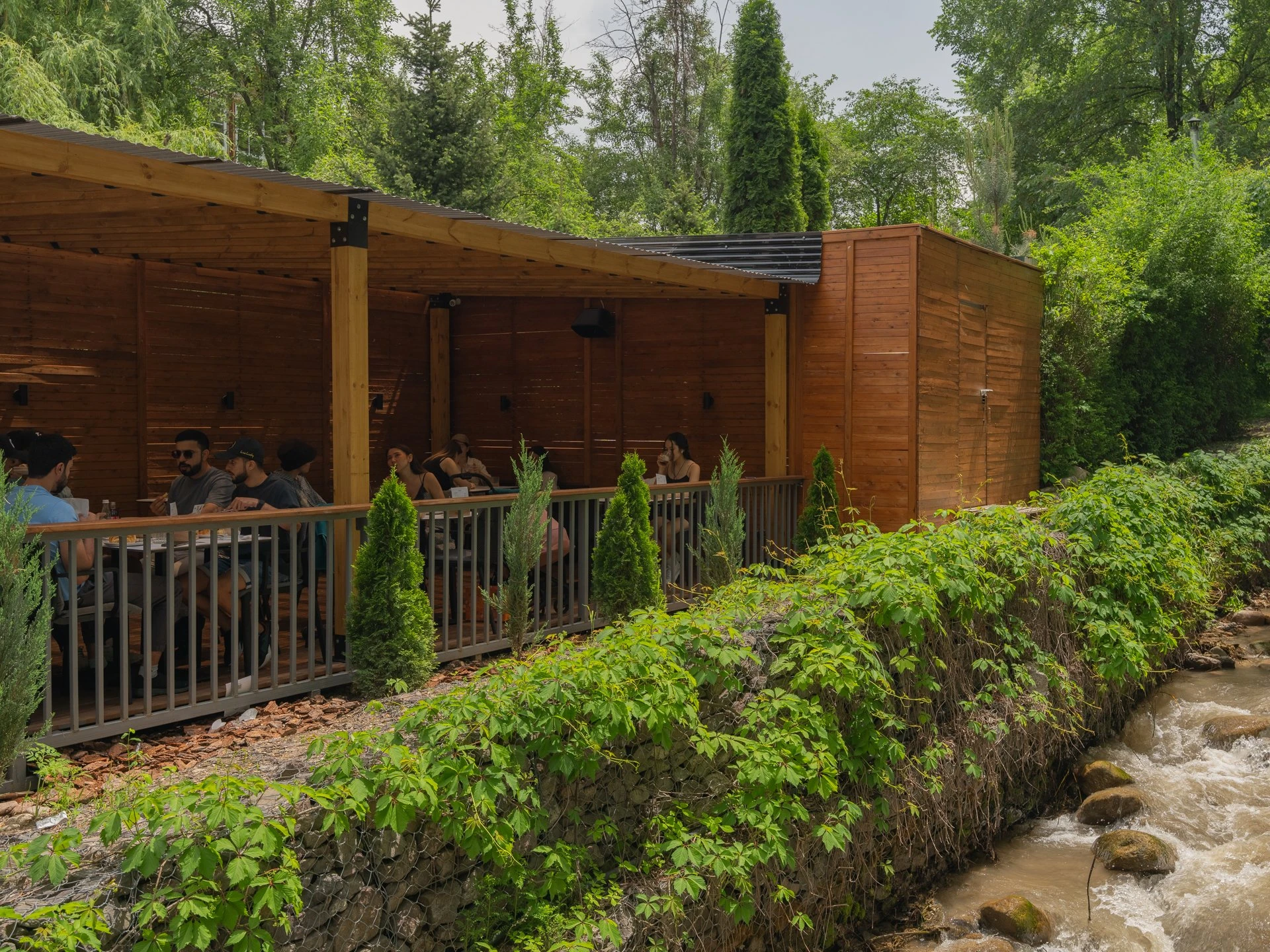 Әсем үстелдер: Алматының үздік жазғы алаңқайлары