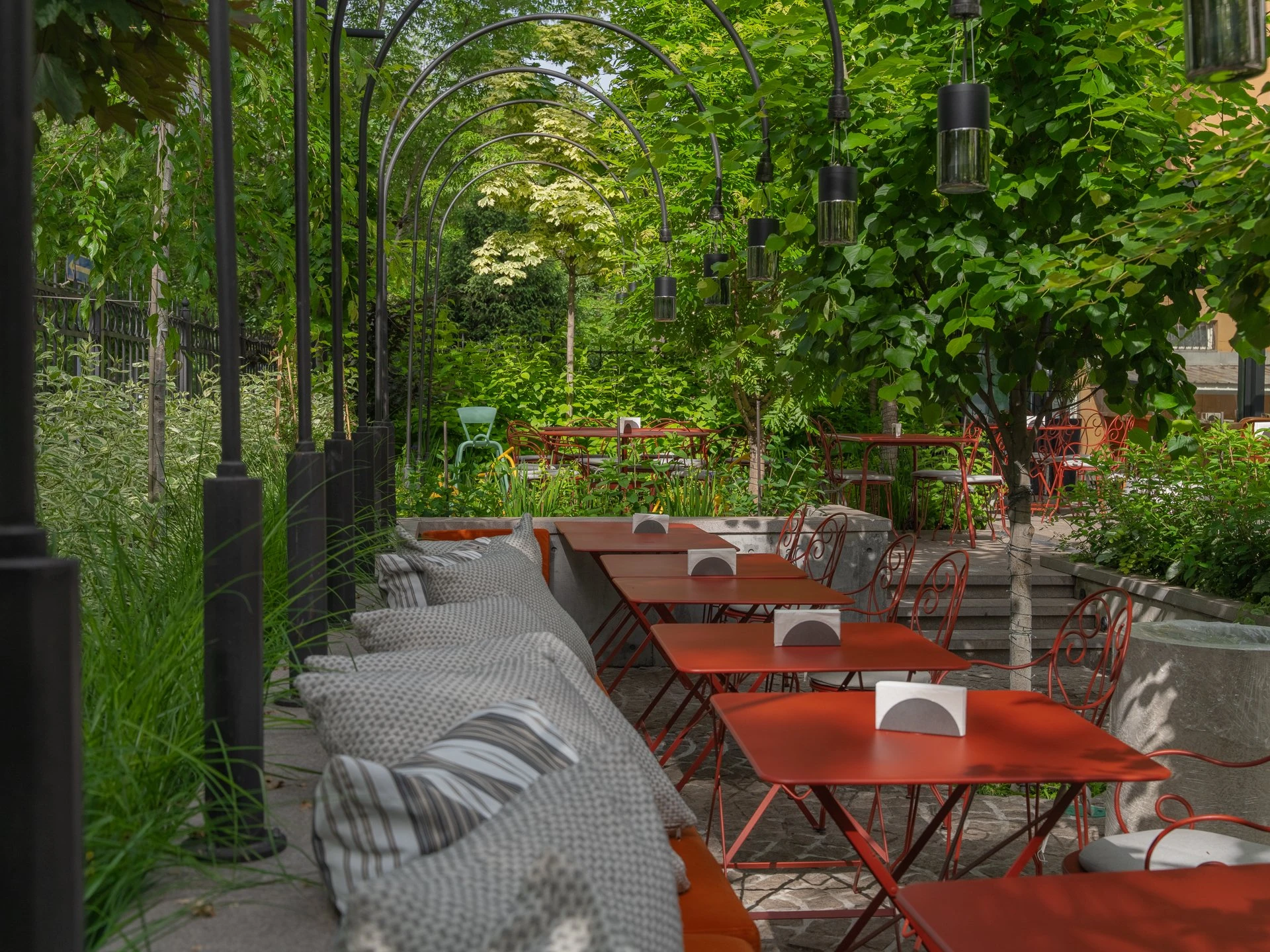 Әсем үстелдер: Алматының үздік жазғы алаңқайлары