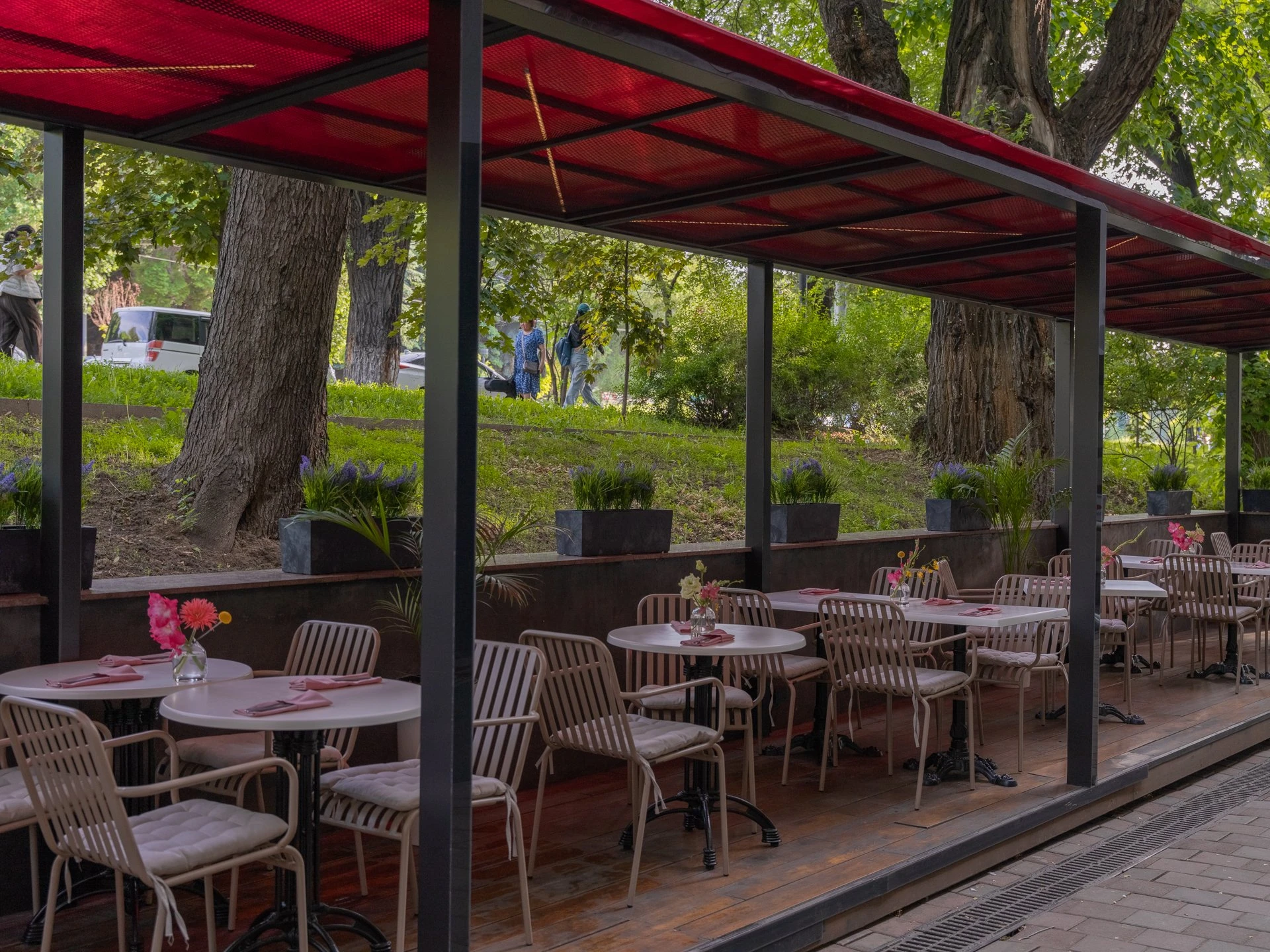 Әсем үстелдер: Алматының үздік жазғы алаңқайлары