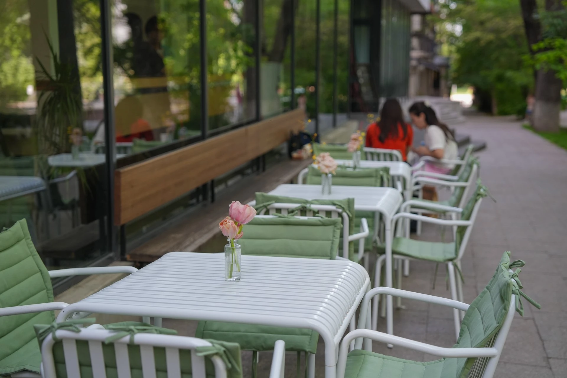 Әсем үстелдер: Алматының үздік жазғы алаңқайлары