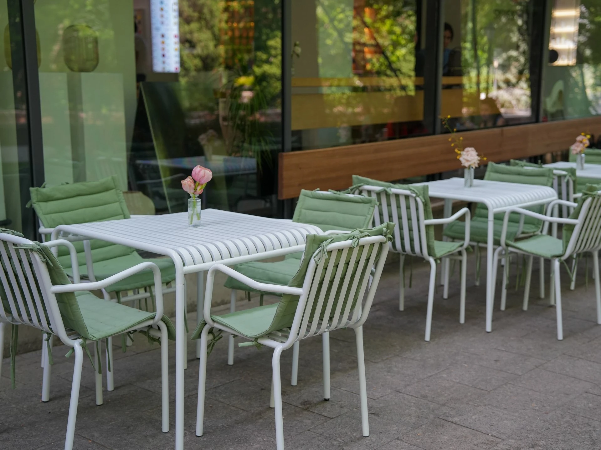 Әсем үстелдер: Алматының үздік жазғы алаңқайлары