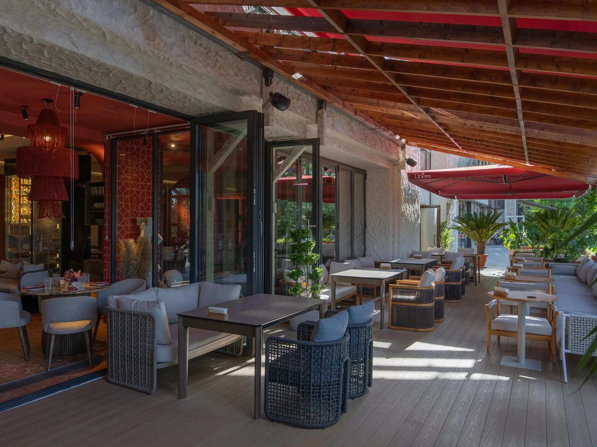 Әсем үстелдер: Алматының үздік жазғы алаңқайлары