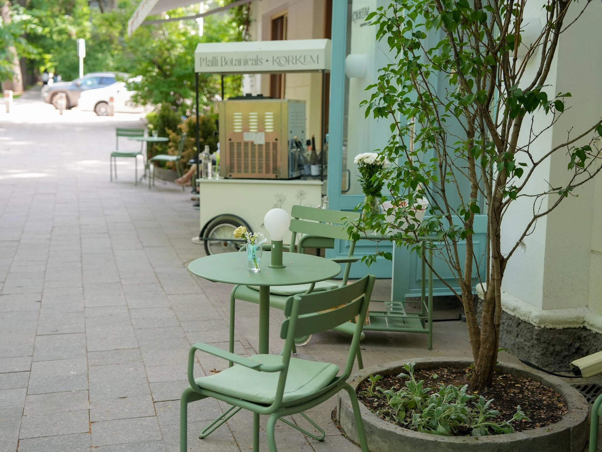 Әсем үстелдер: Алматының үздік жазғы алаңқайлары