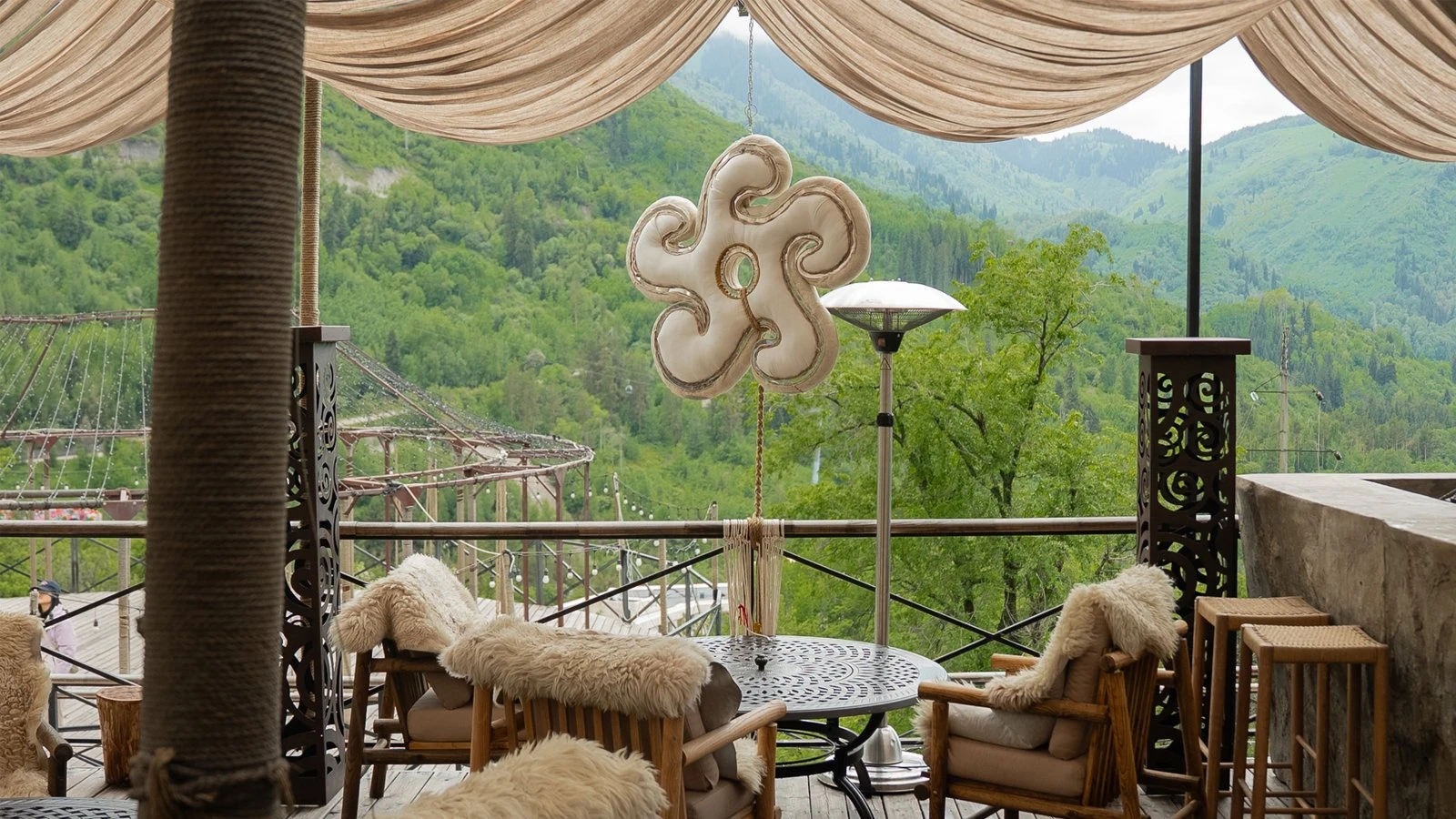 Әсем үстелдер: Алматының үздік жазғы алаңқайлары