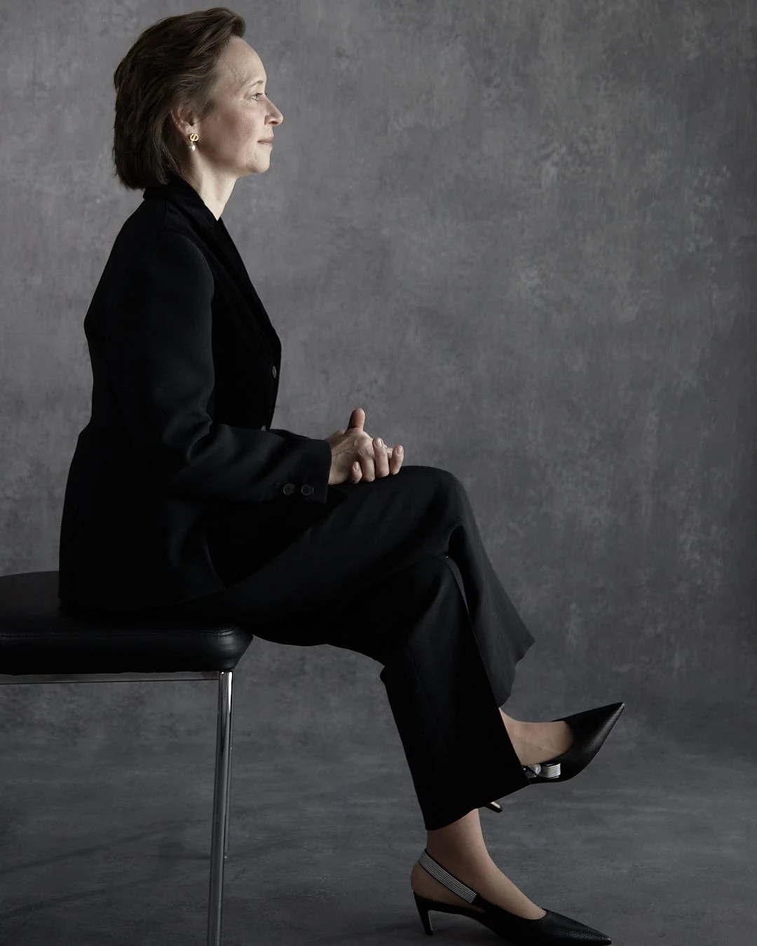 Жакет, брюки, слингбэки, серьги Dior