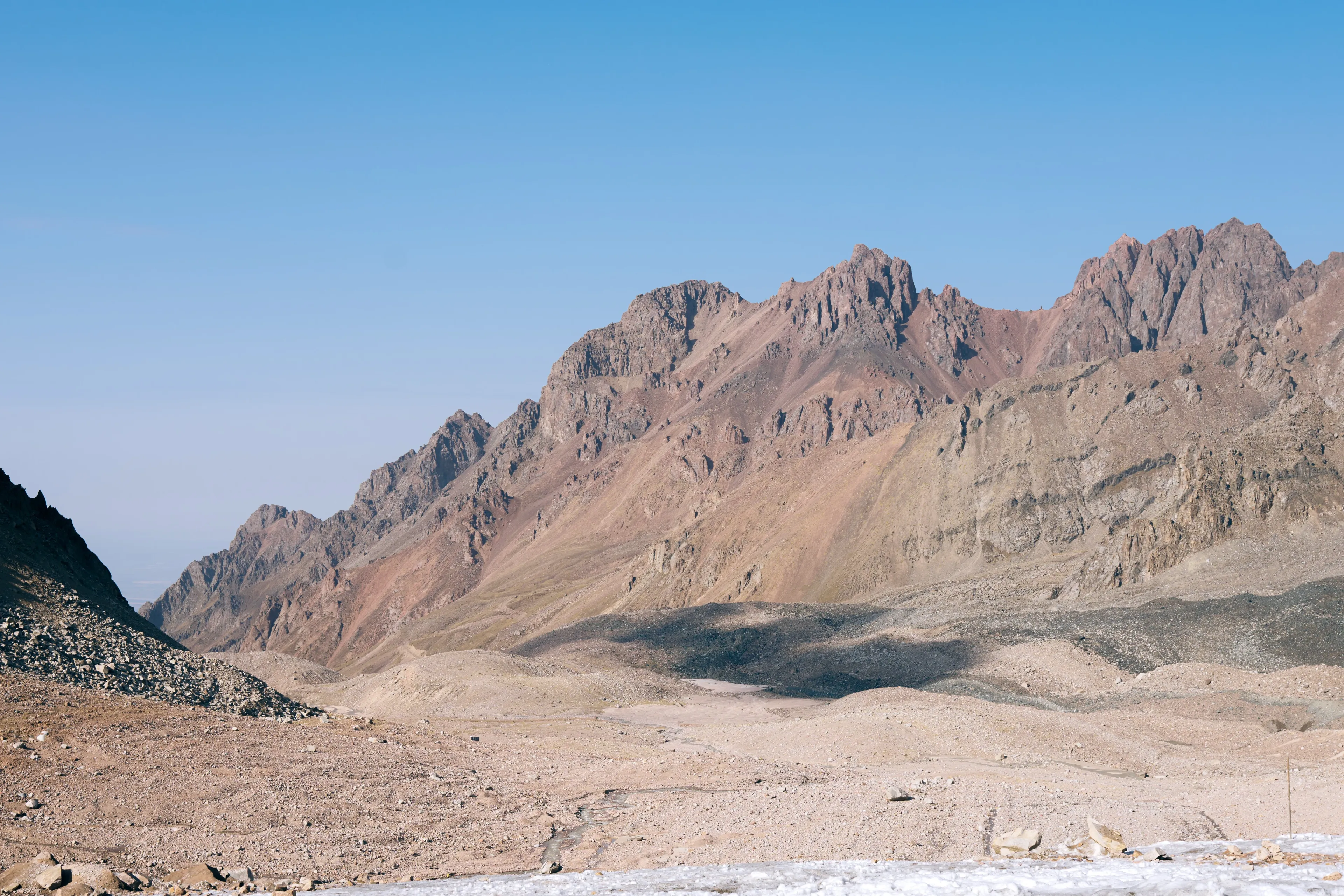 На вершине Туюксу: кто охраняет ледники Казахстана?