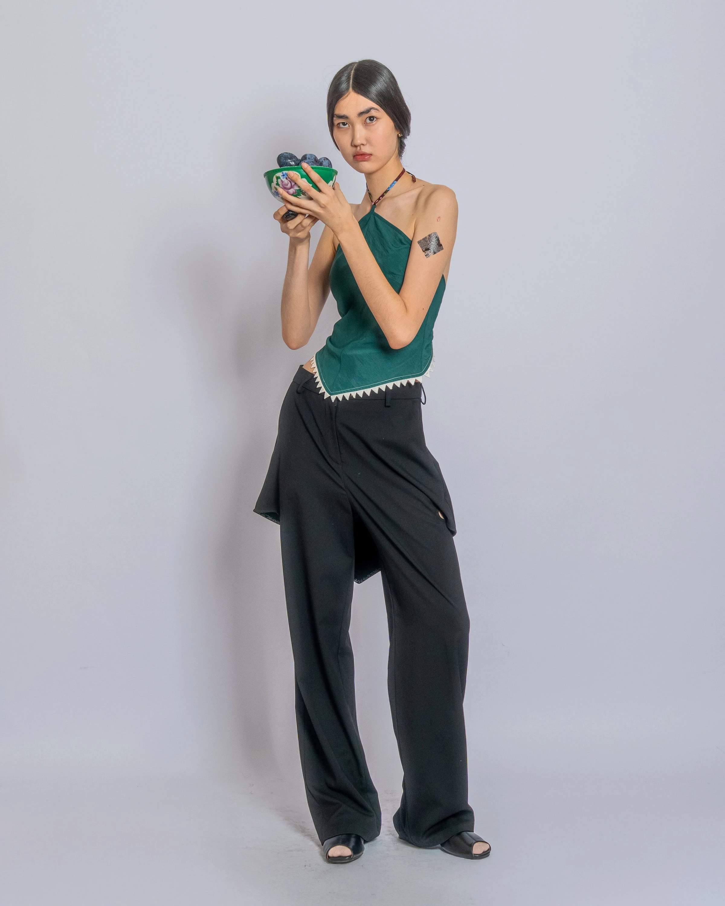 J.KIM FW 2026 көрсетіліміндегі модельдер мен музалардың автопортреттері