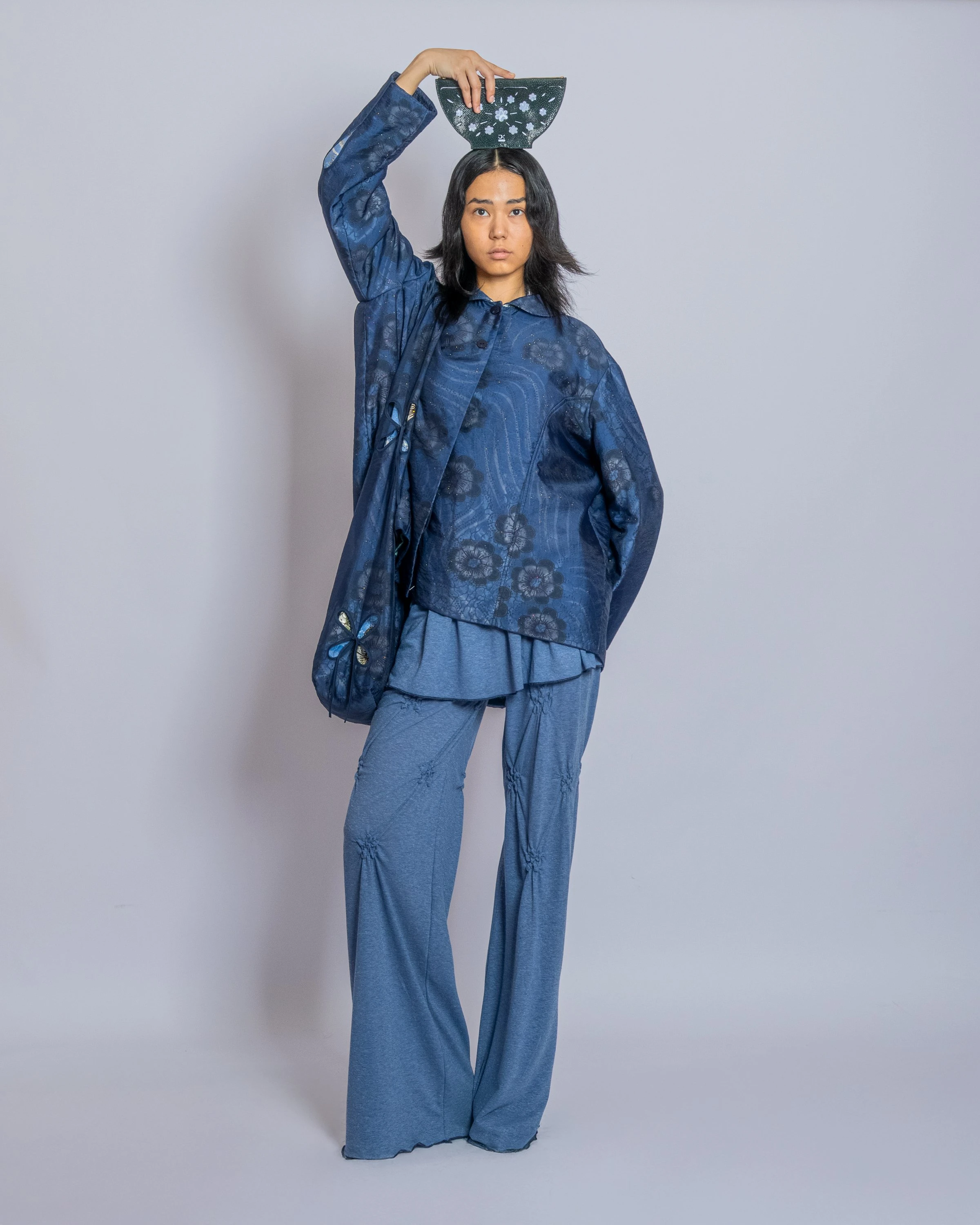 J.KIM FW 2026 көрсетіліміндегі модельдер мен музалардың автопортреттері