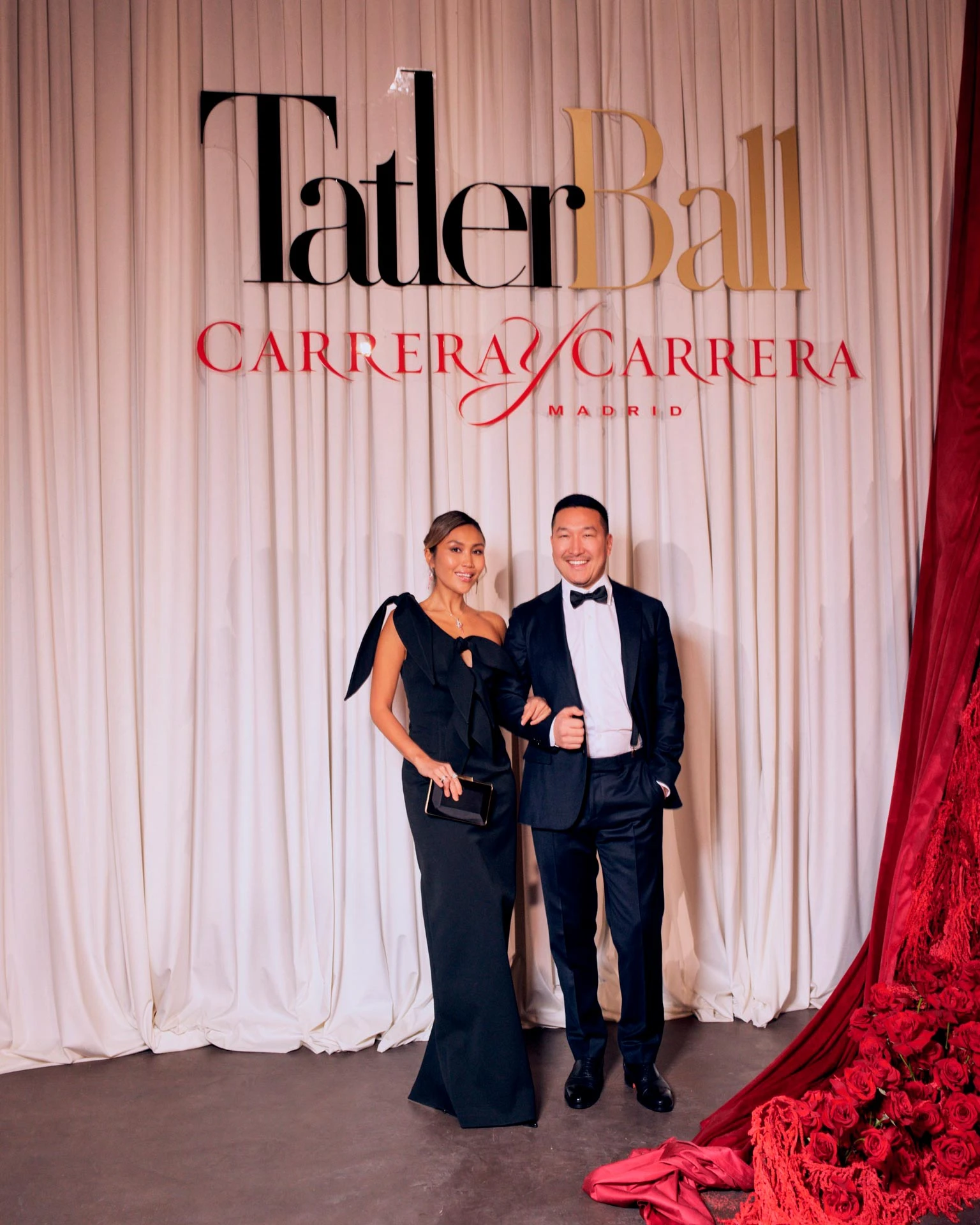 Диляра Кожасбаева в платье Aleksandre Akhalkatsishvili, в украшениях Carrera y Carrera и с клатчем Jimmy Choo и Дастан Сабыржанулы | Фотограф: Slozhnomarya