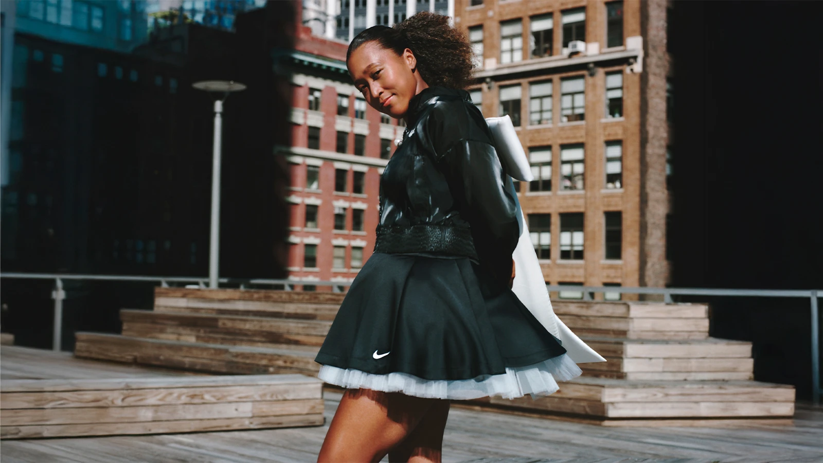 Nike бренді мен модельер Юн Ан арнайы тіккен көйлекті киген теннисші Наоми Осака | about.nike.com