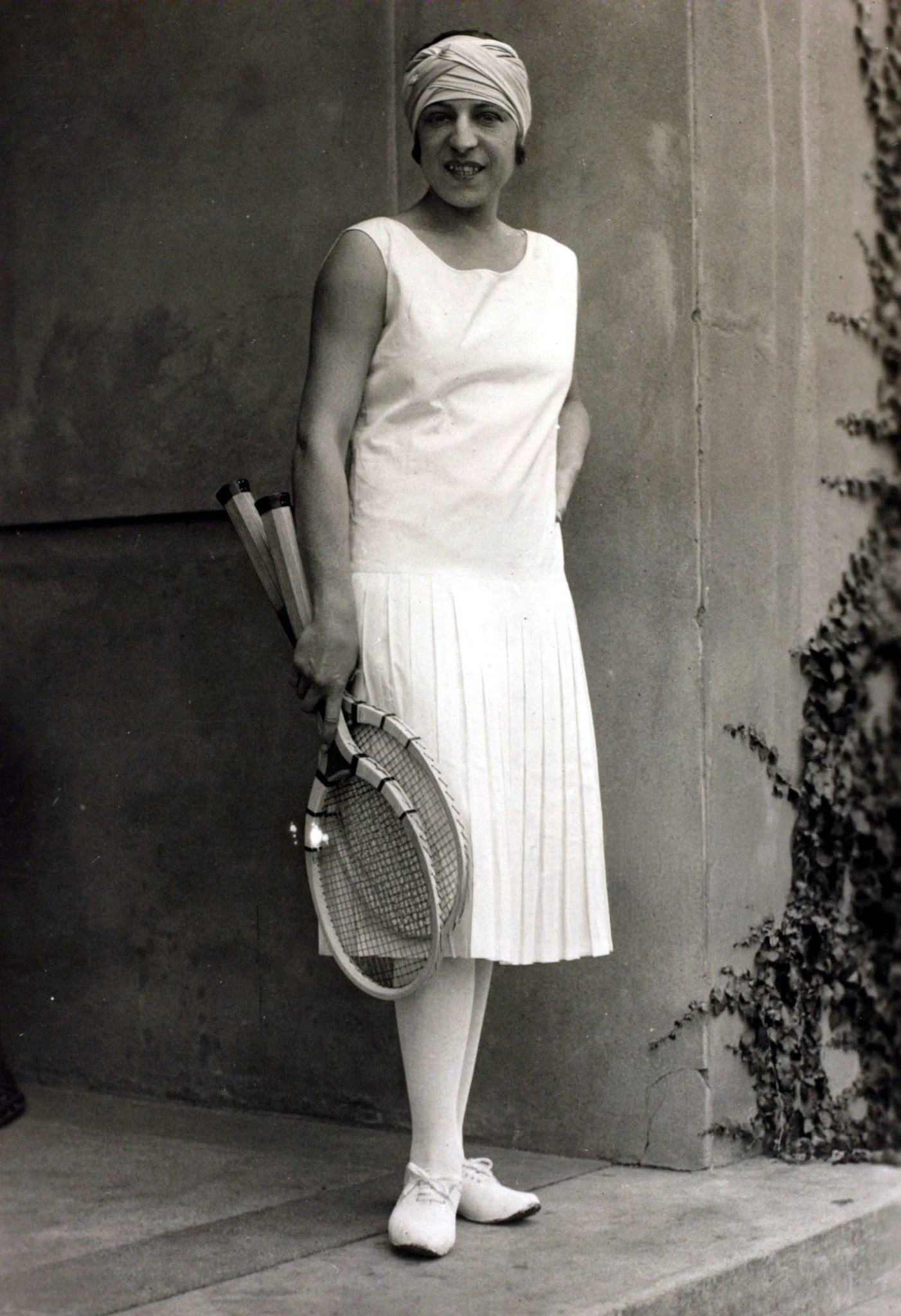 Париждік дизайнер Жан Пату тіккен көйлекті киген теннисші Сюзанн Ленглен, 1920 жыл | Getty Images