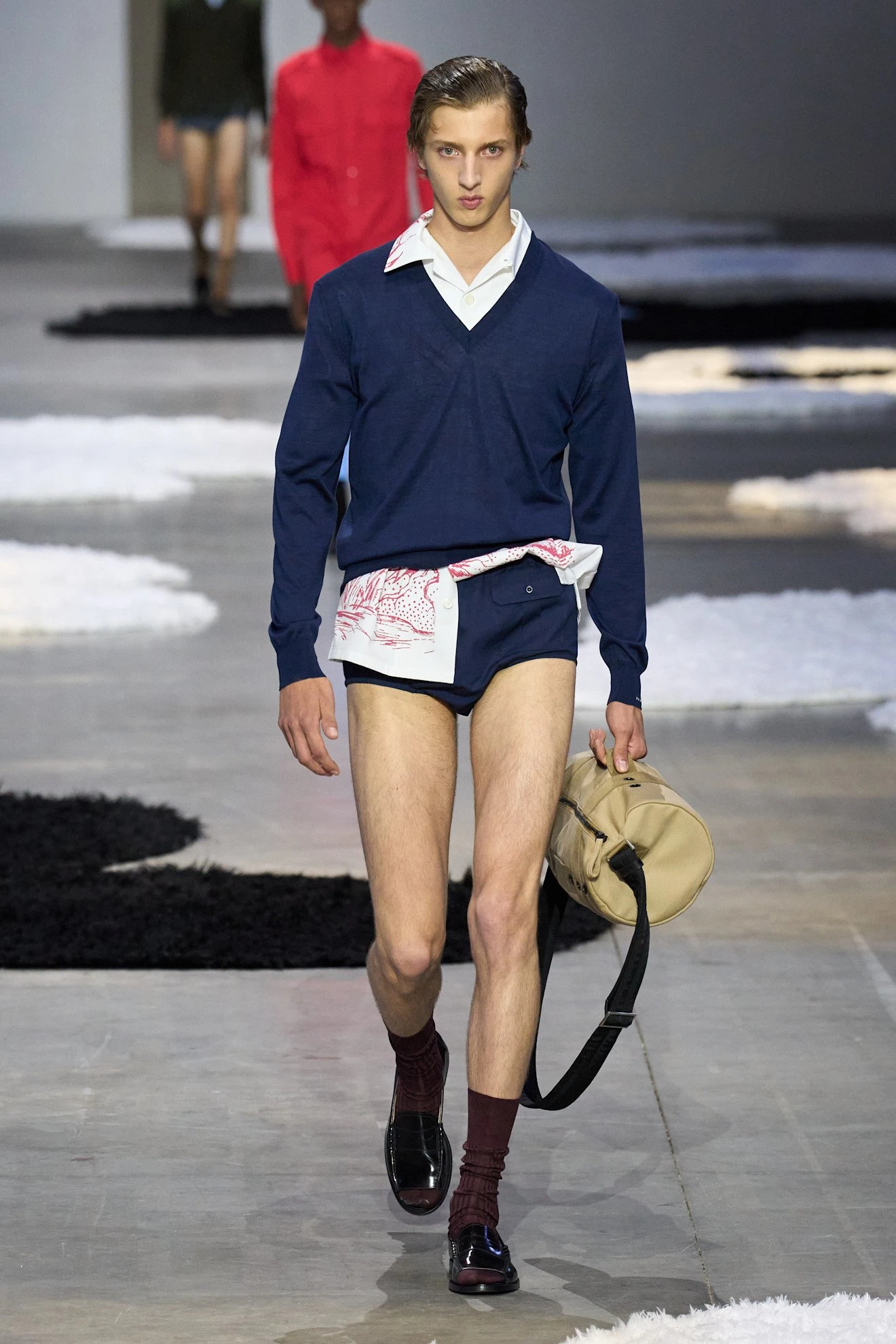 Ерлер эмансипациясы ма? Prada-ның жаңа топтамасы неден хабар береді?