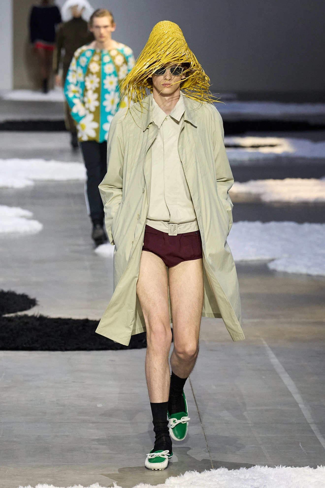 Ерлер эмансипациясы ма? Prada-ның жаңа топтамасы неден хабар береді?