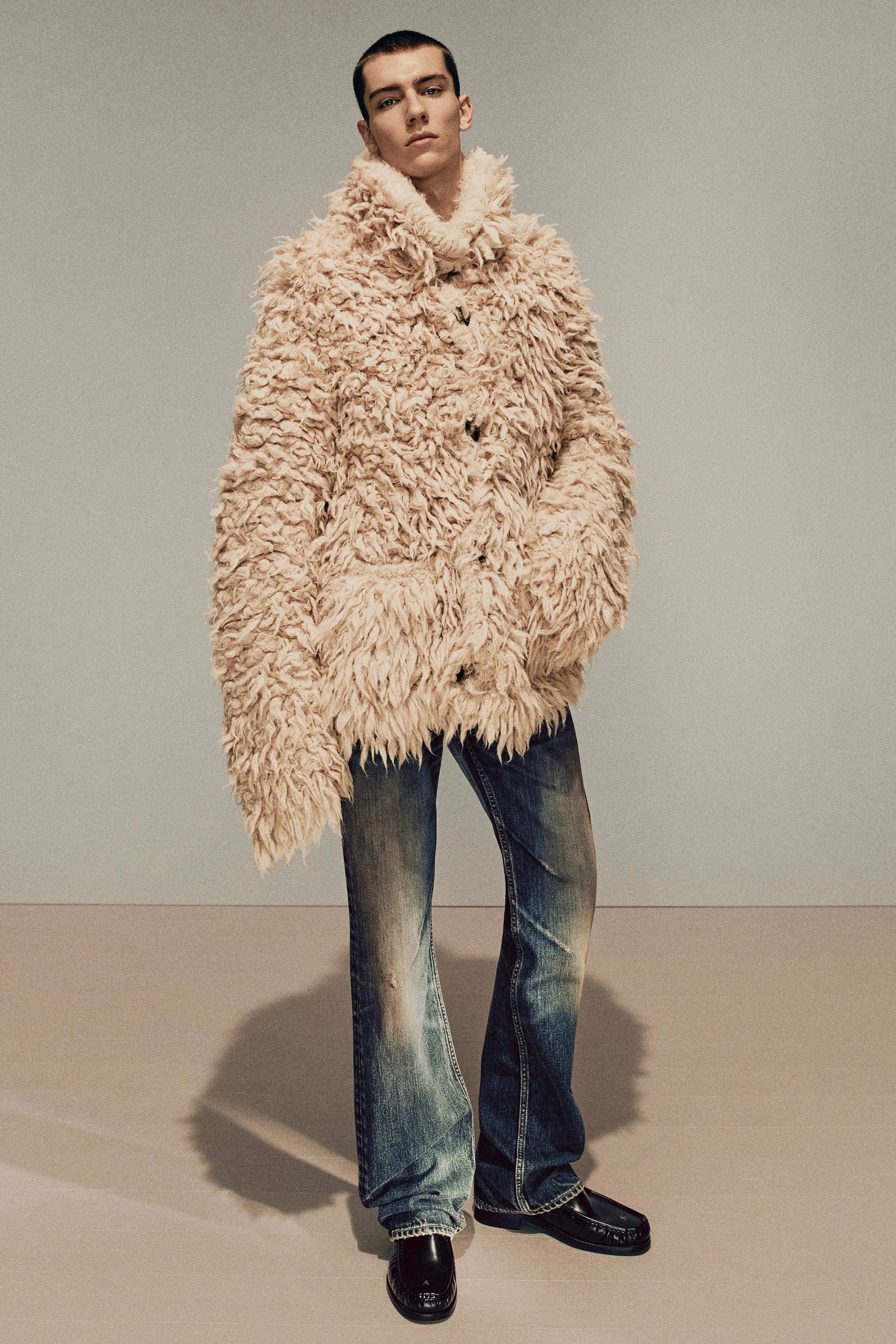 Acne Studios ұсынған ерлер киімі топтамасы: 2025 жылдың күзі