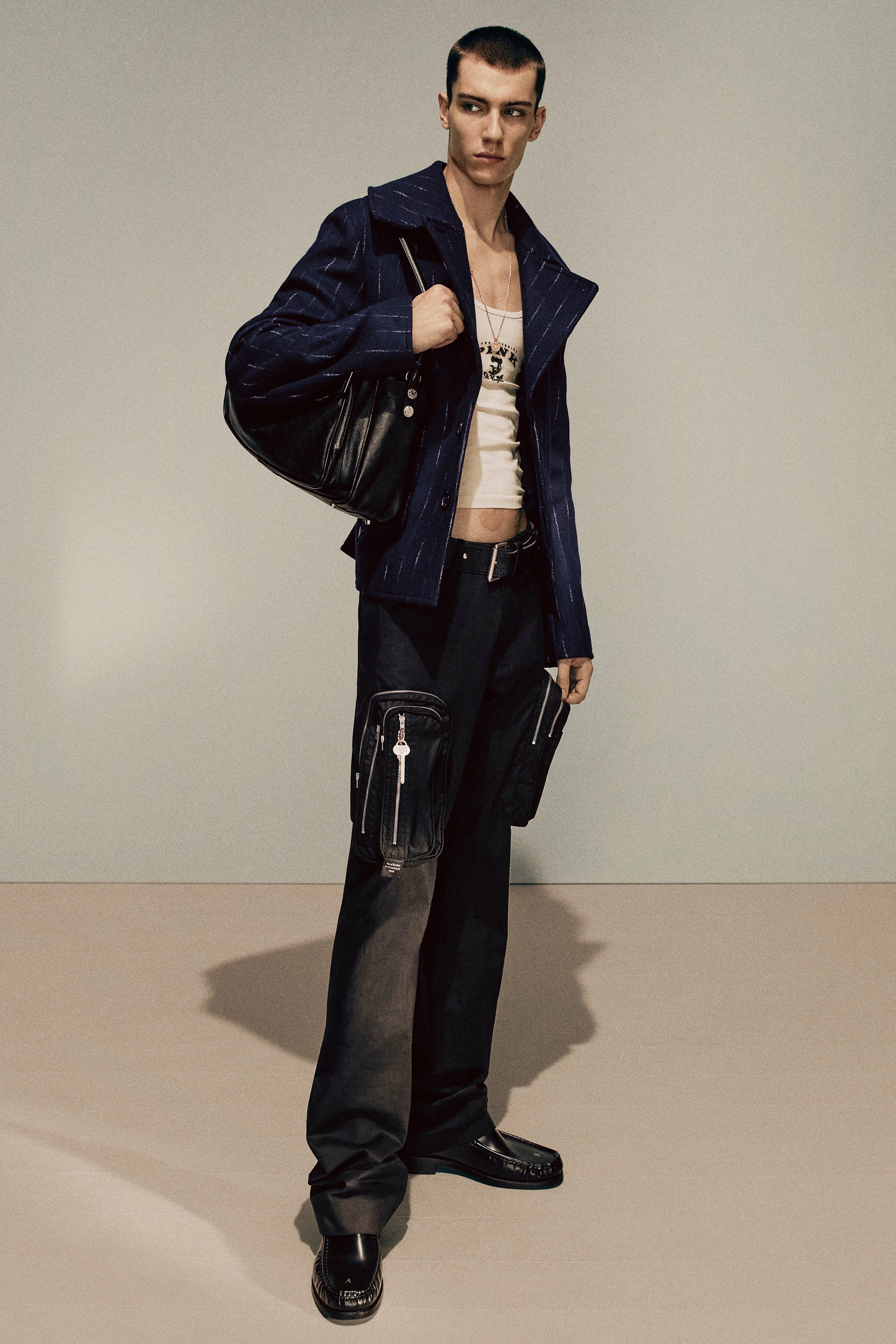 Acne Studios ұсынған ерлер киімі топтамасы: 2025 жылдың күзі