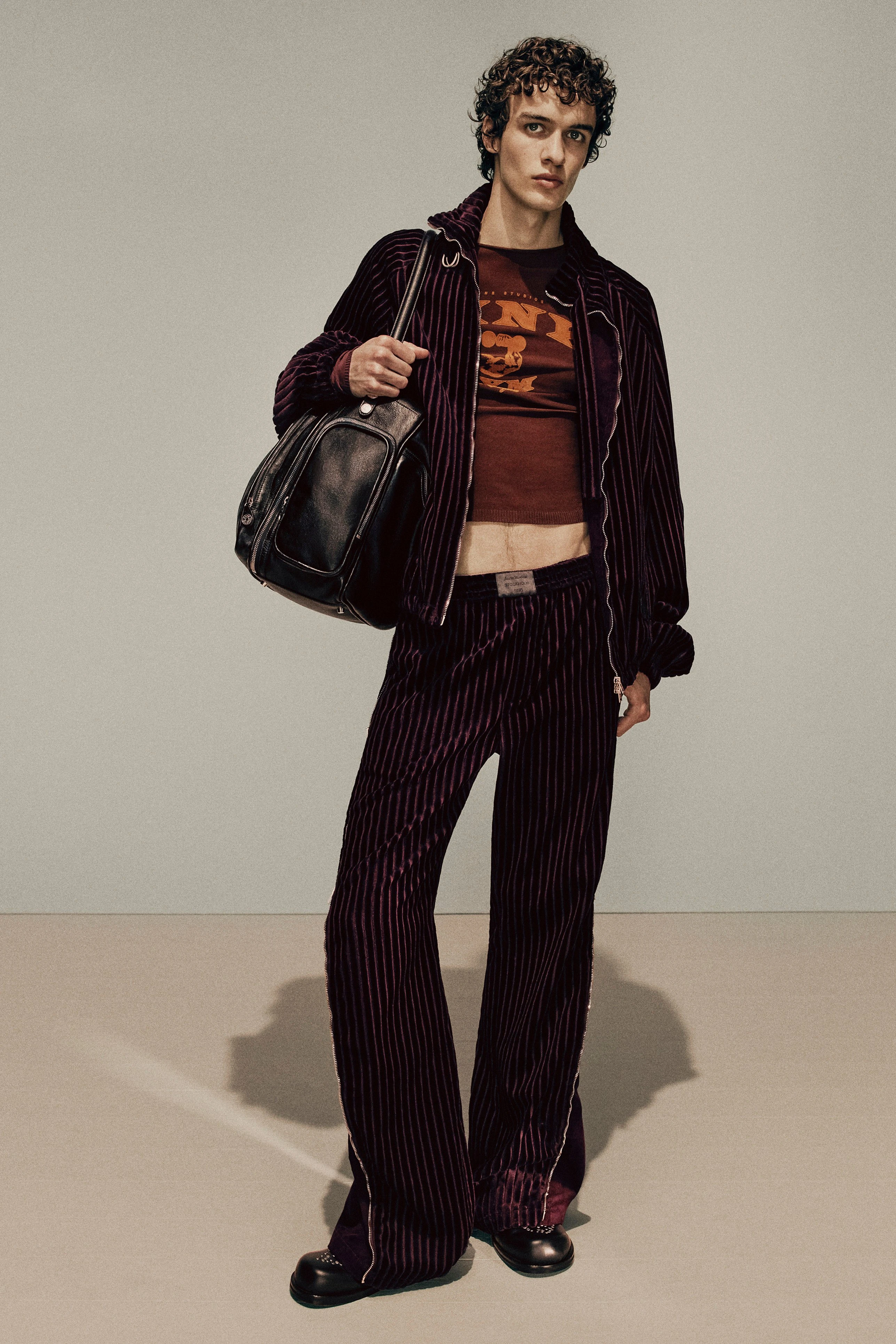 Acne Studios ұсынған ерлер киімі топтамасы: 2025 жылдың күзі