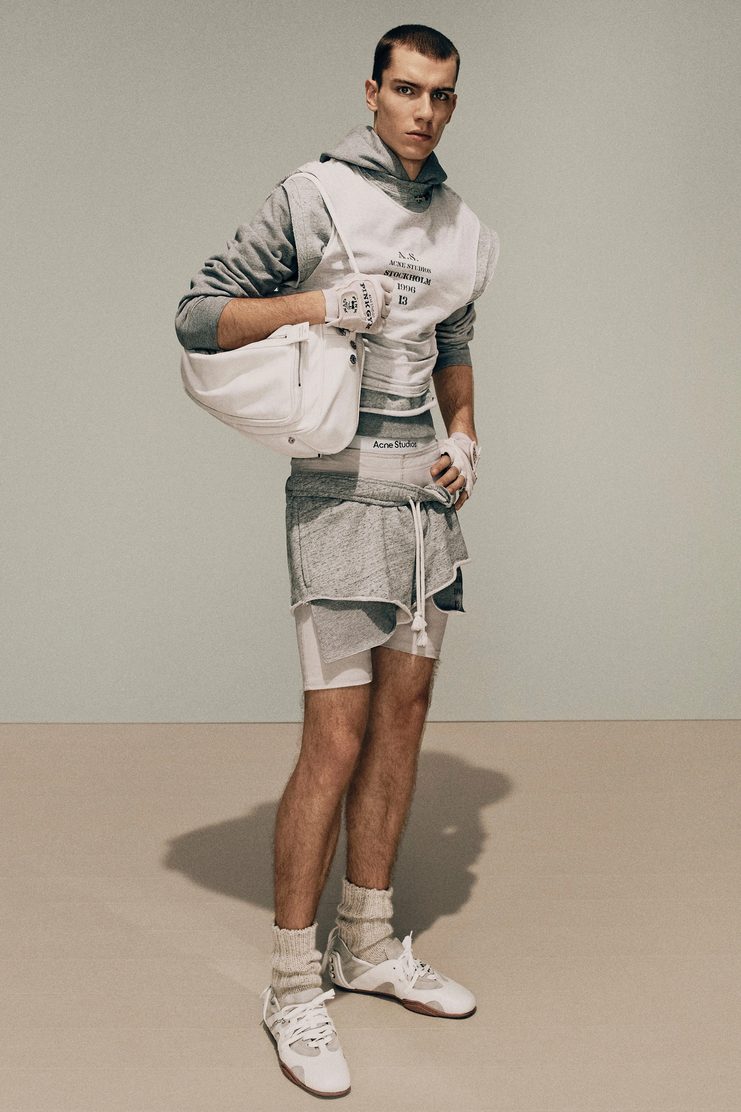 Acne Studios ұсынған ерлер киімі топтамасы: 2025 жылдың күзі