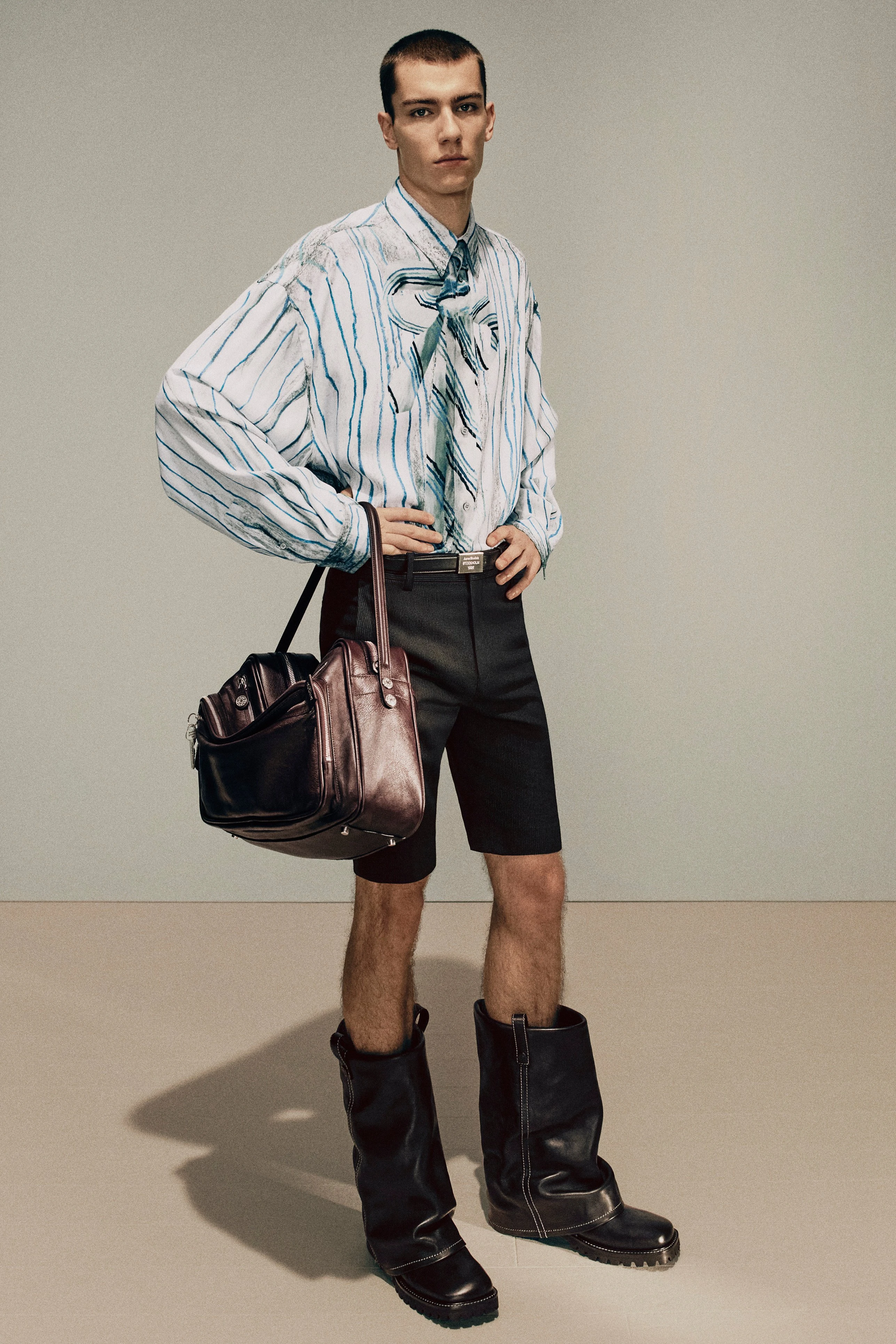 Acne Studios ұсынған ерлер киімі топтамасы: 2025 жылдың күзі