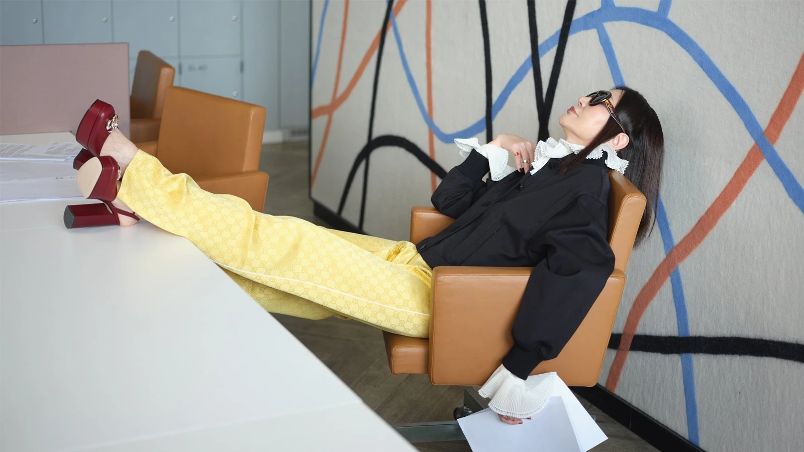 Блуза бомбер Dolce & Gabbana
Брюки и туфли Gucci
Очки Loewe
Кольца Happy Hearts
Chopard