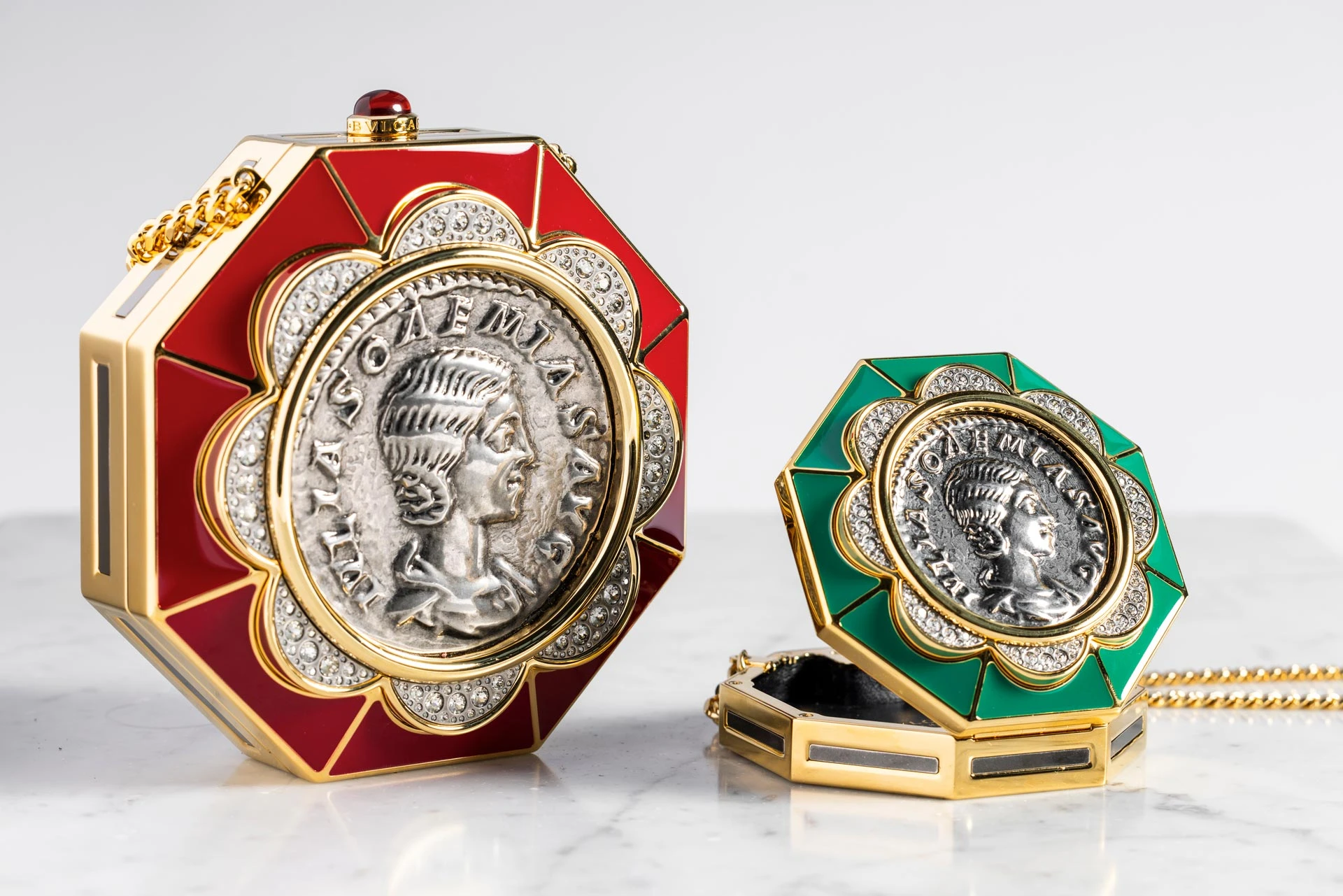 Минодьеры Monete  с одним из символов Bvlgari –   древнеримскими монетами | Фотограф: Итан Джеймс Грин 