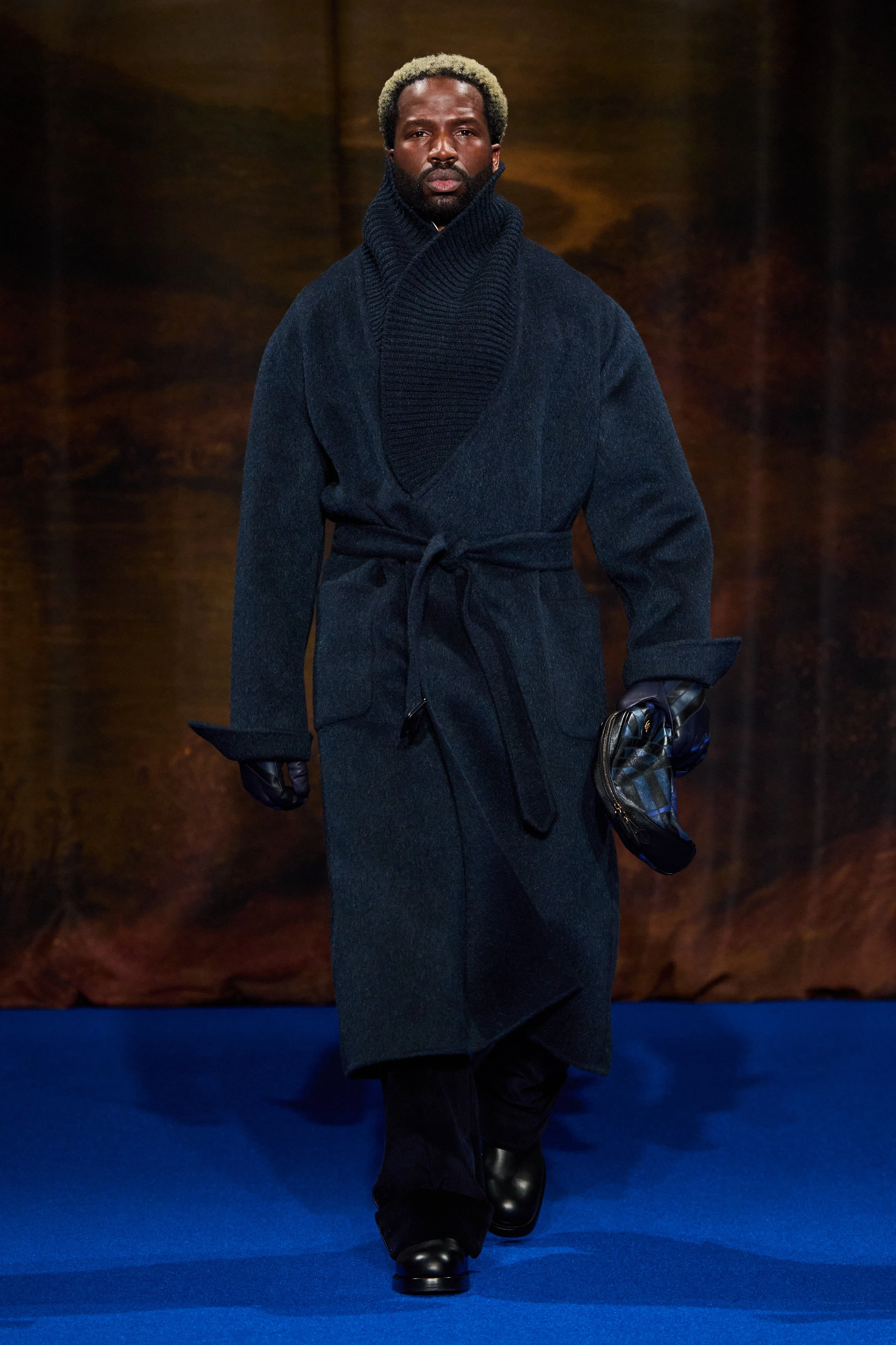 Рыцарь в сияющих доспехах: коллекция Burberry осень-зима 2025