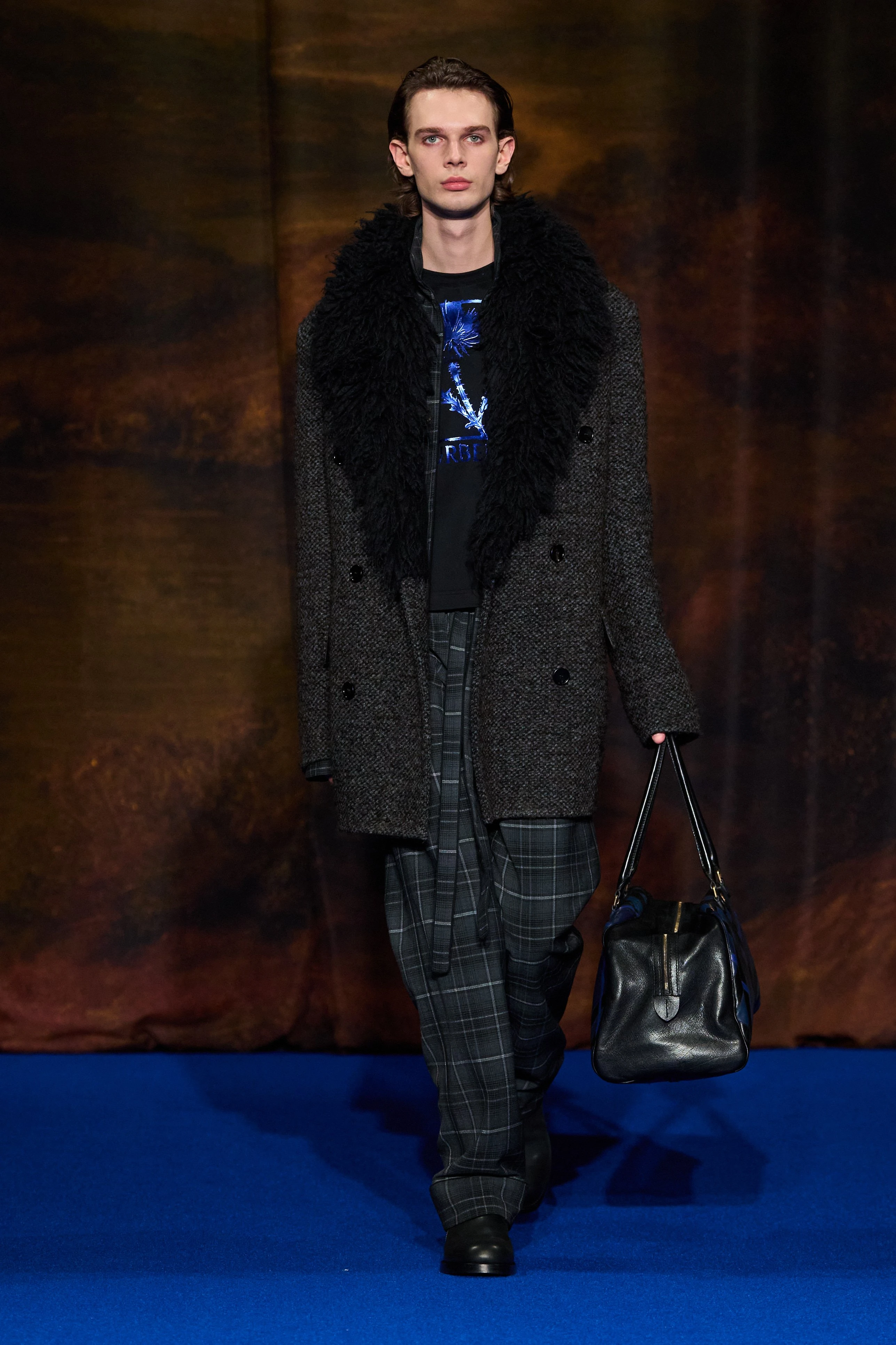 Рыцарь в сияющих доспехах: коллекция Burberry осень-зима 2025