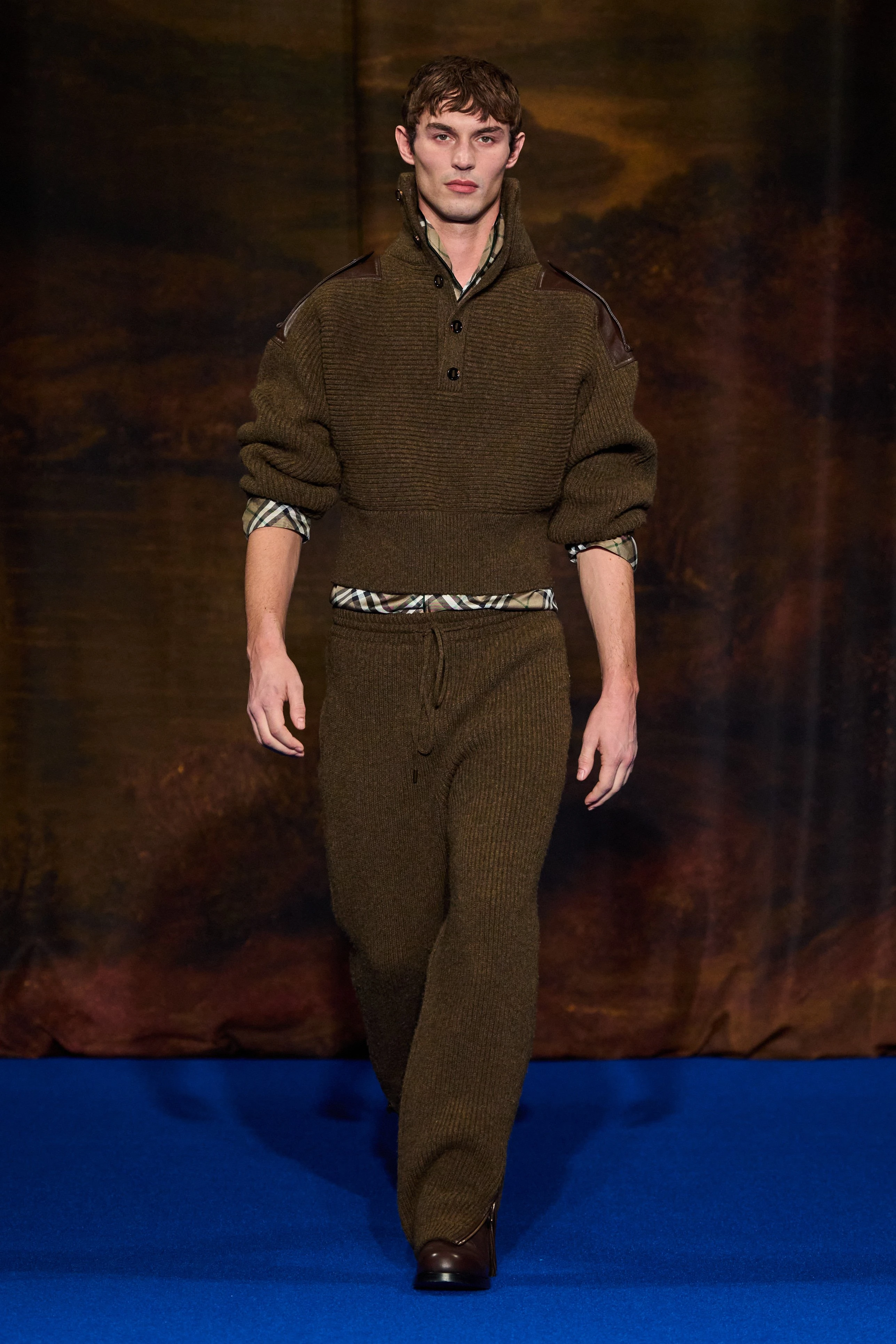 Рыцарь в сияющих доспехах: коллекция Burberry осень-зима 2025