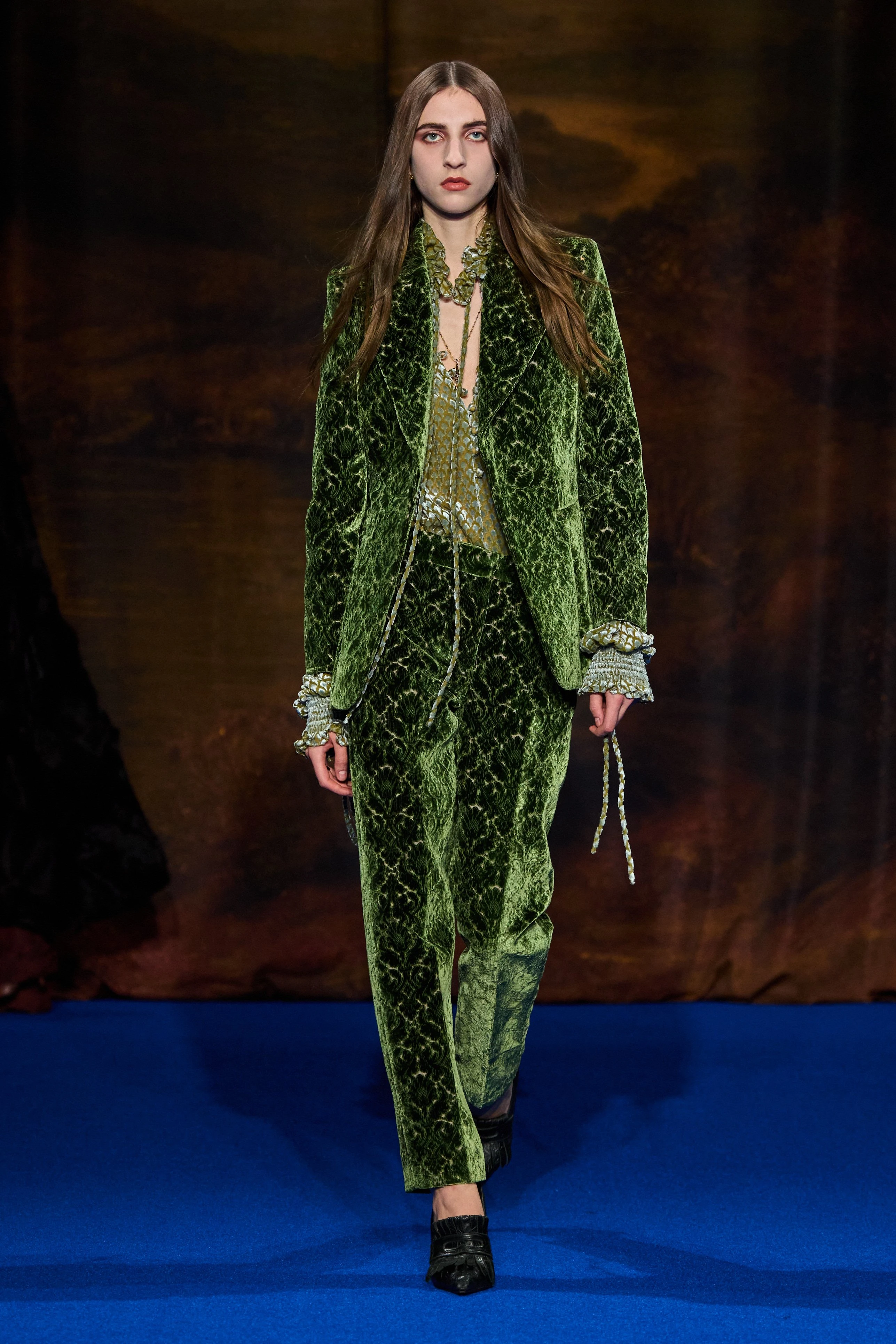 Рыцарь в сияющих доспехах: коллекция Burberry осень-зима 2025