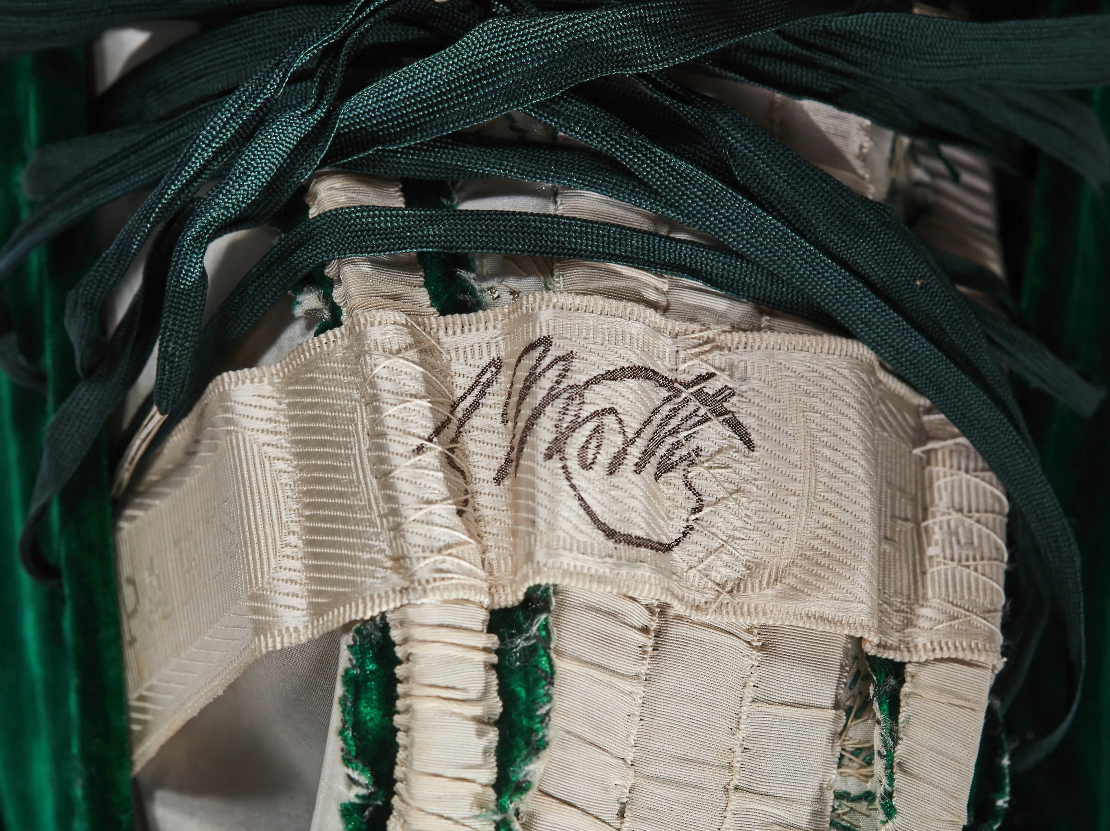 Этикетка: «Paris, C WORTH» на платье от Чарльза Уорта | Sepia Times / Universal Images Group via Getty Images