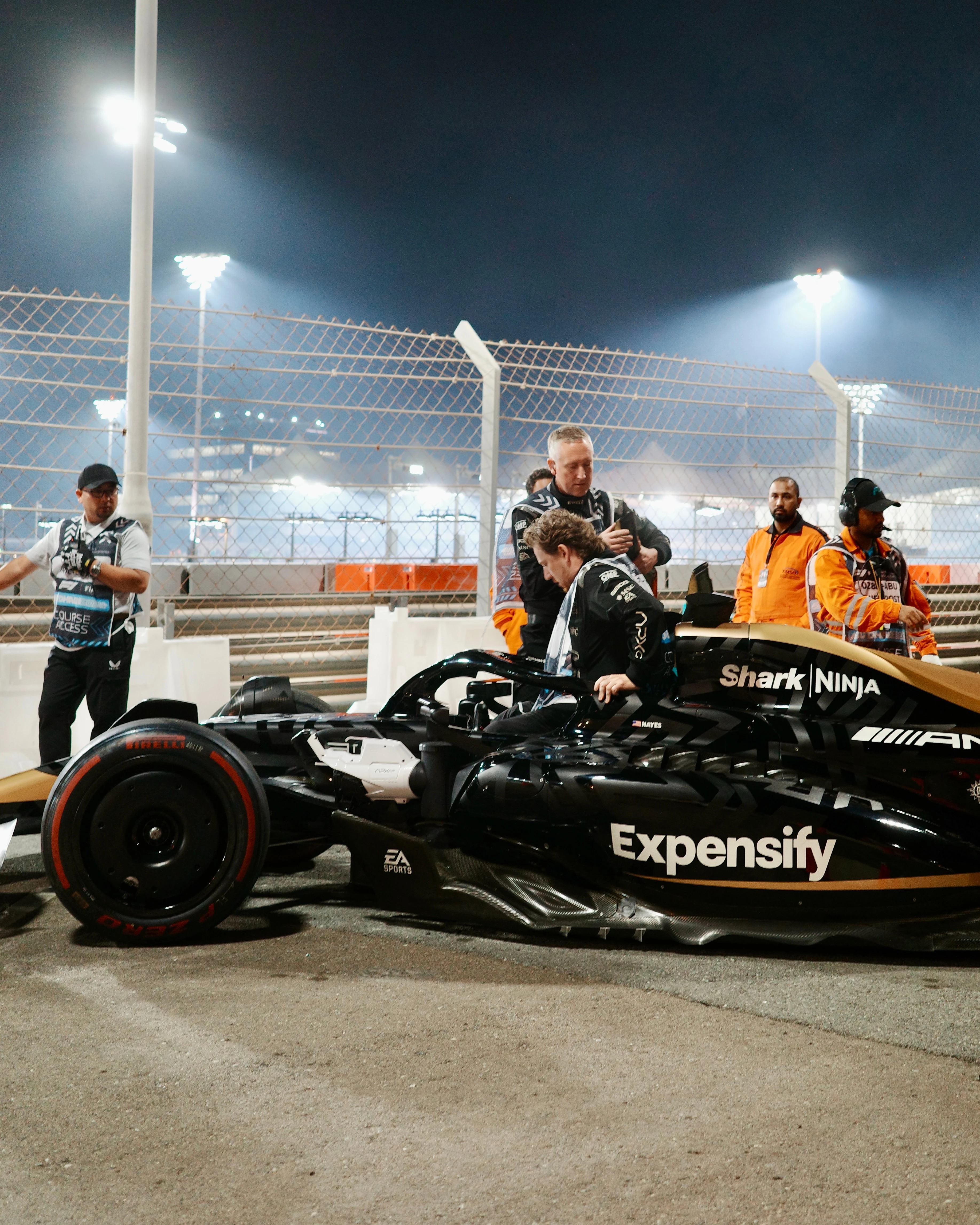 Снялся в фильме F1 с Брэдом Питтом: история маршала «Формулы-1»