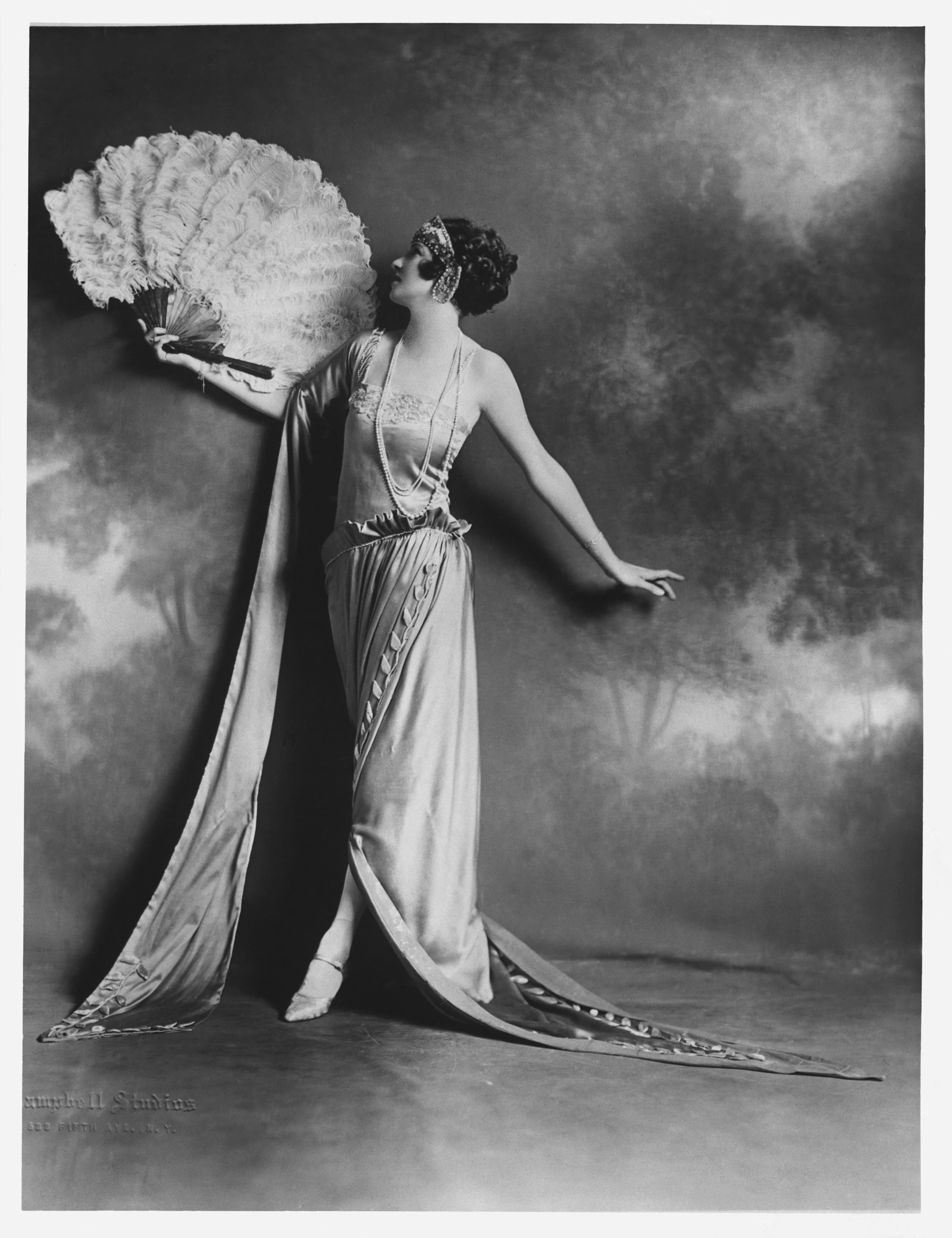 Танцовщица Ирен Кастл в вечернем платье от Lucile, созданном Леди Дафф-Гордон | Corbis via Getty Images