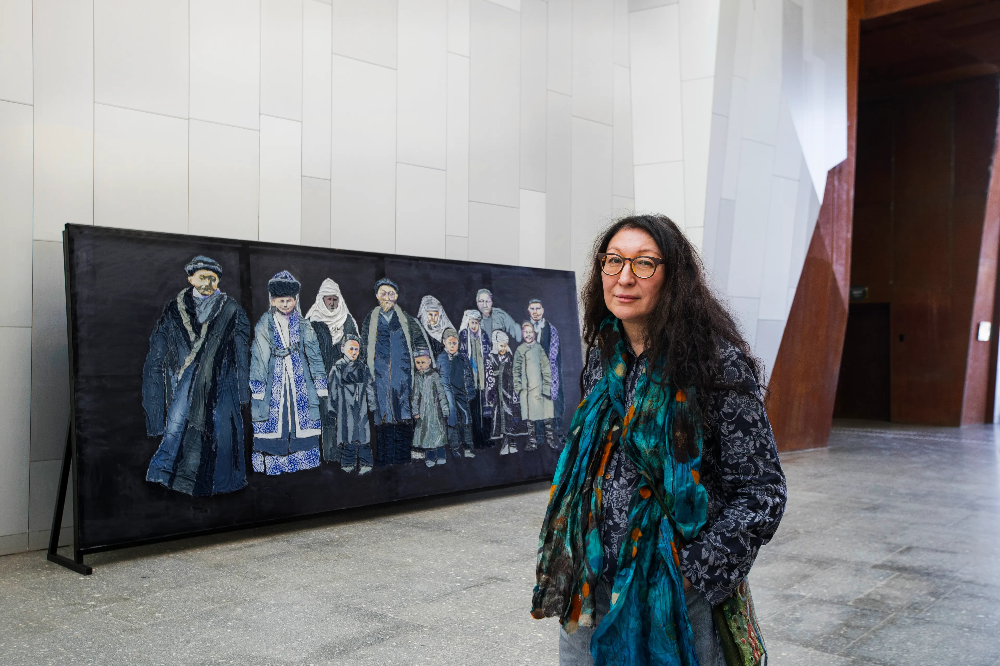 Сауле Сулейменова на фоне работы «Когда нас начали видеть» | Ярослав Клочков, Теодор Фрост