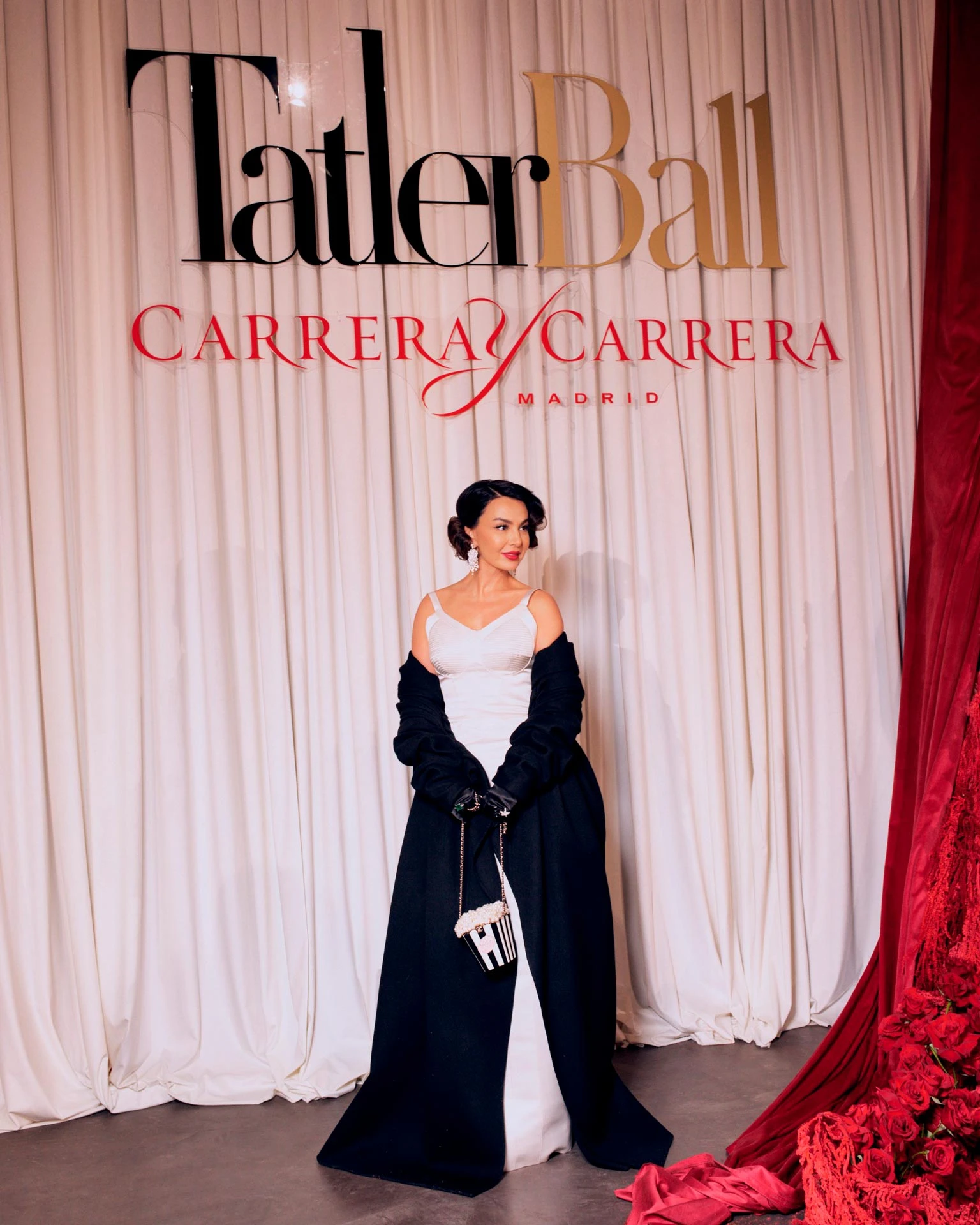 Ботагөз Көшенова Richard Quinn көйлегінде, кейп – Jean-Paul Gaultier, сөмкесі – Chanel  | Фотосуретші: Slozhnomarya